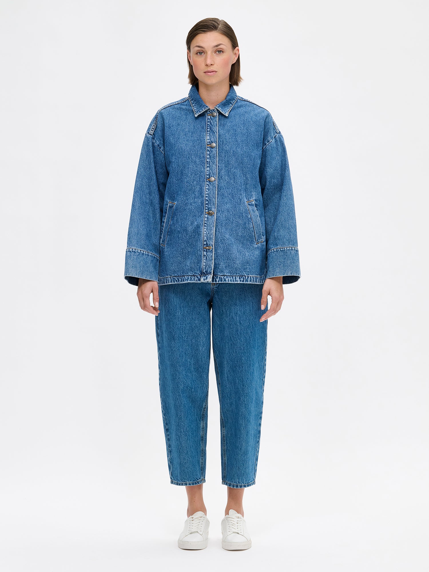 Nanson ihana ja trendikäs Doris-farkkutakki, jossa on mukavan väljä siluetti on helppo yhdistää osaksi erilaisia keväisiä asuja. Kuvassa mallin päällä sinisten Rento-farkkujen kanssa.