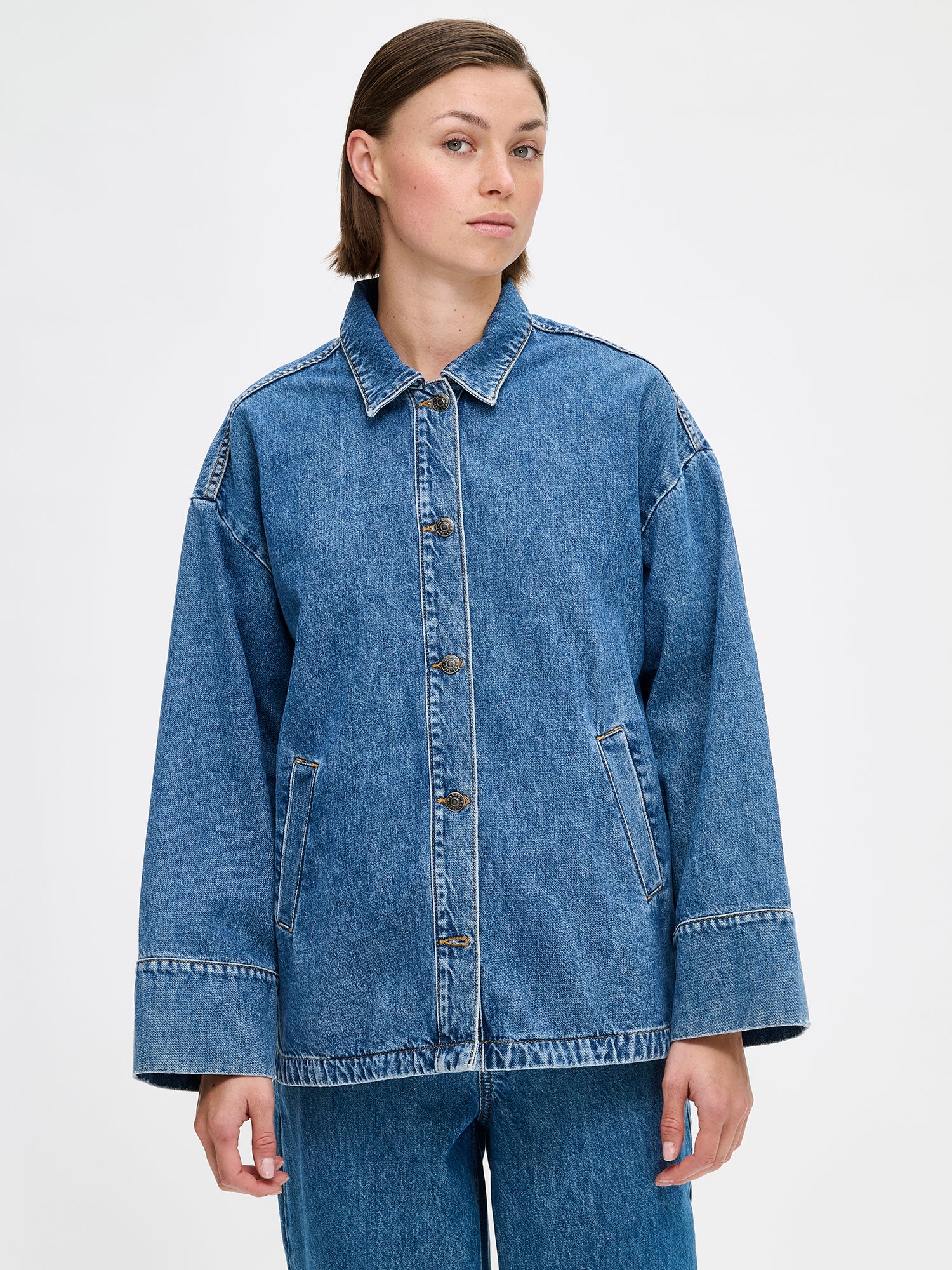 Nanson ihana ja trendikäs Doris-farkkutakki, jossa on mukavan väljä siluetti on helppo yhdistää osaksi erilaisia keväisiä asuja. Kuvassa mallin päällä sinisten Rento-farkkujen kanssa läheltä kuvattuna.