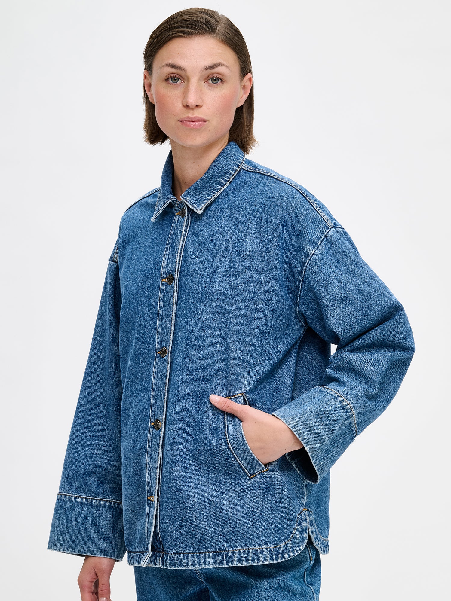 Nanson ihana ja trendikäs Doris-farkkutakki, jossa on mukavan väljä siluetti on helppo yhdistää osaksi erilaisia keväisiä asuja. Kuvassa mallin päällä sinisten Rento-farkkujen kanssa, läheltä sivusta kuvattuna.