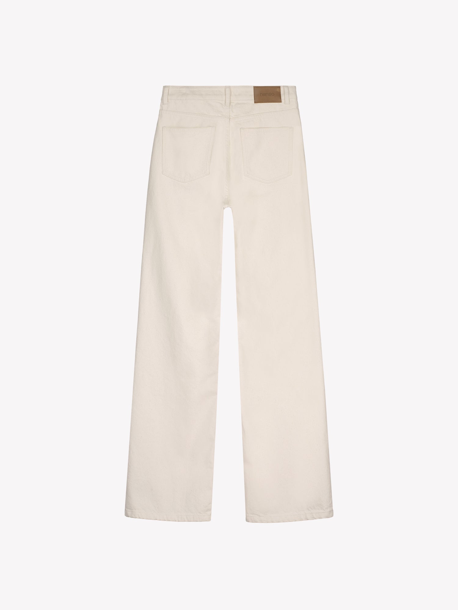 Nanso naisten luonnonvalkoiset leveälahkeiset Levee-farkut korkealla vyötäröllä, tuotekuva takaa.