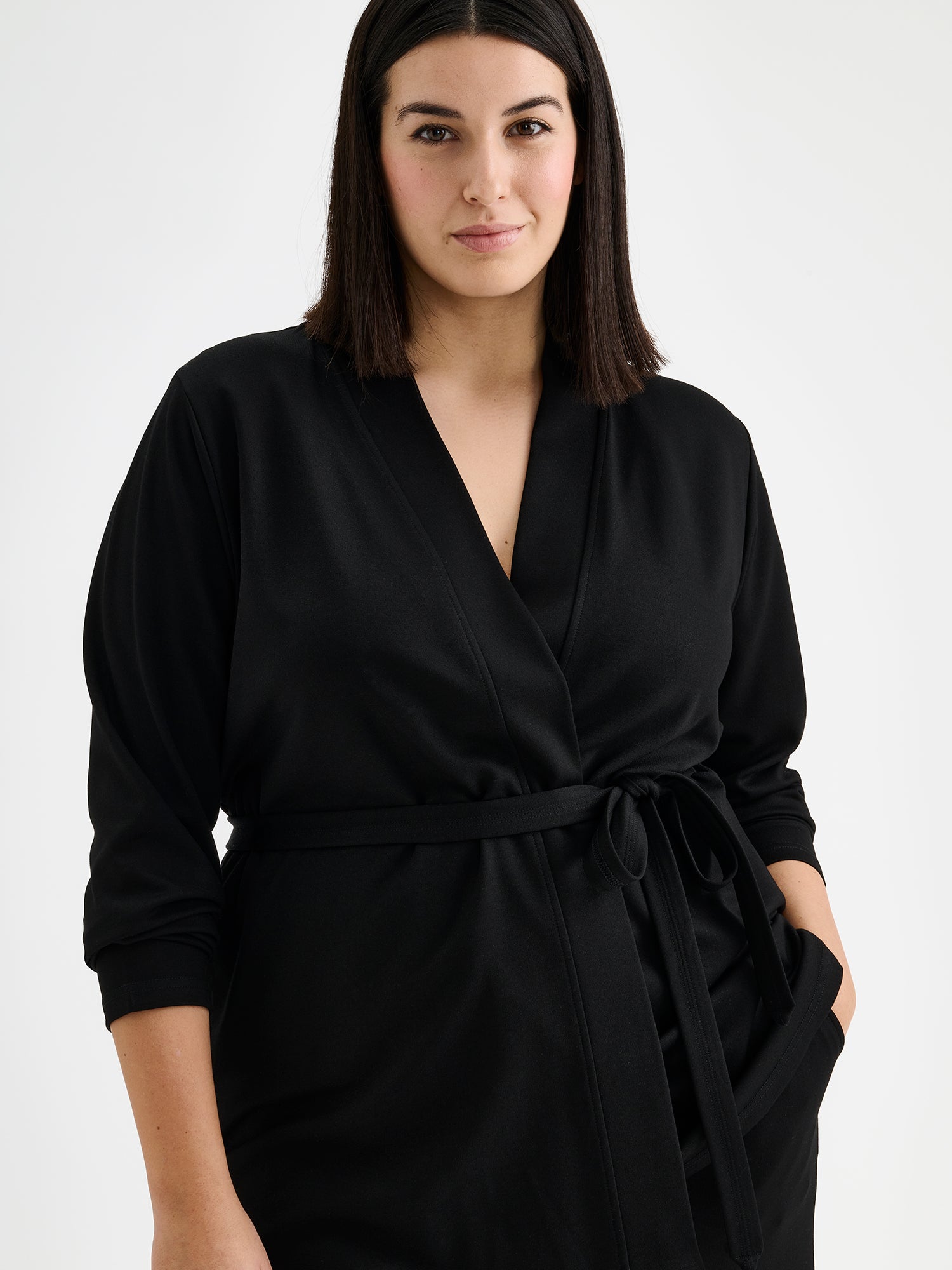 Naisten musta Roma-jakku mallin päällä lähikuvassa