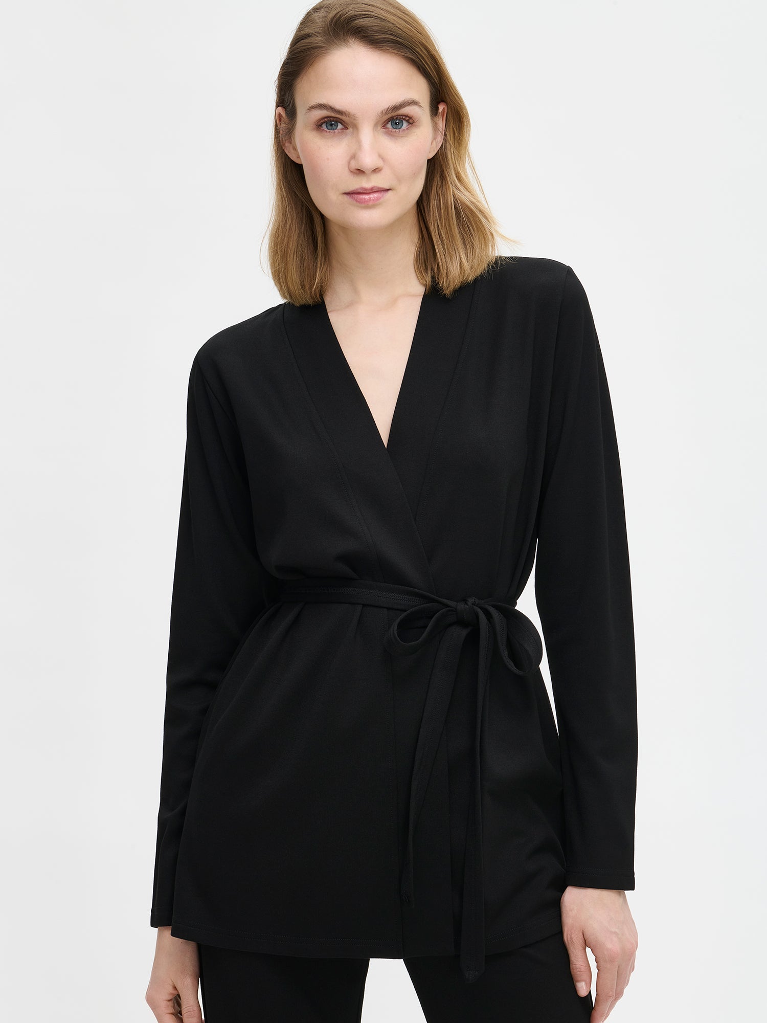 Naisten musta Roma jakku mallin päällä lähikuvassa.