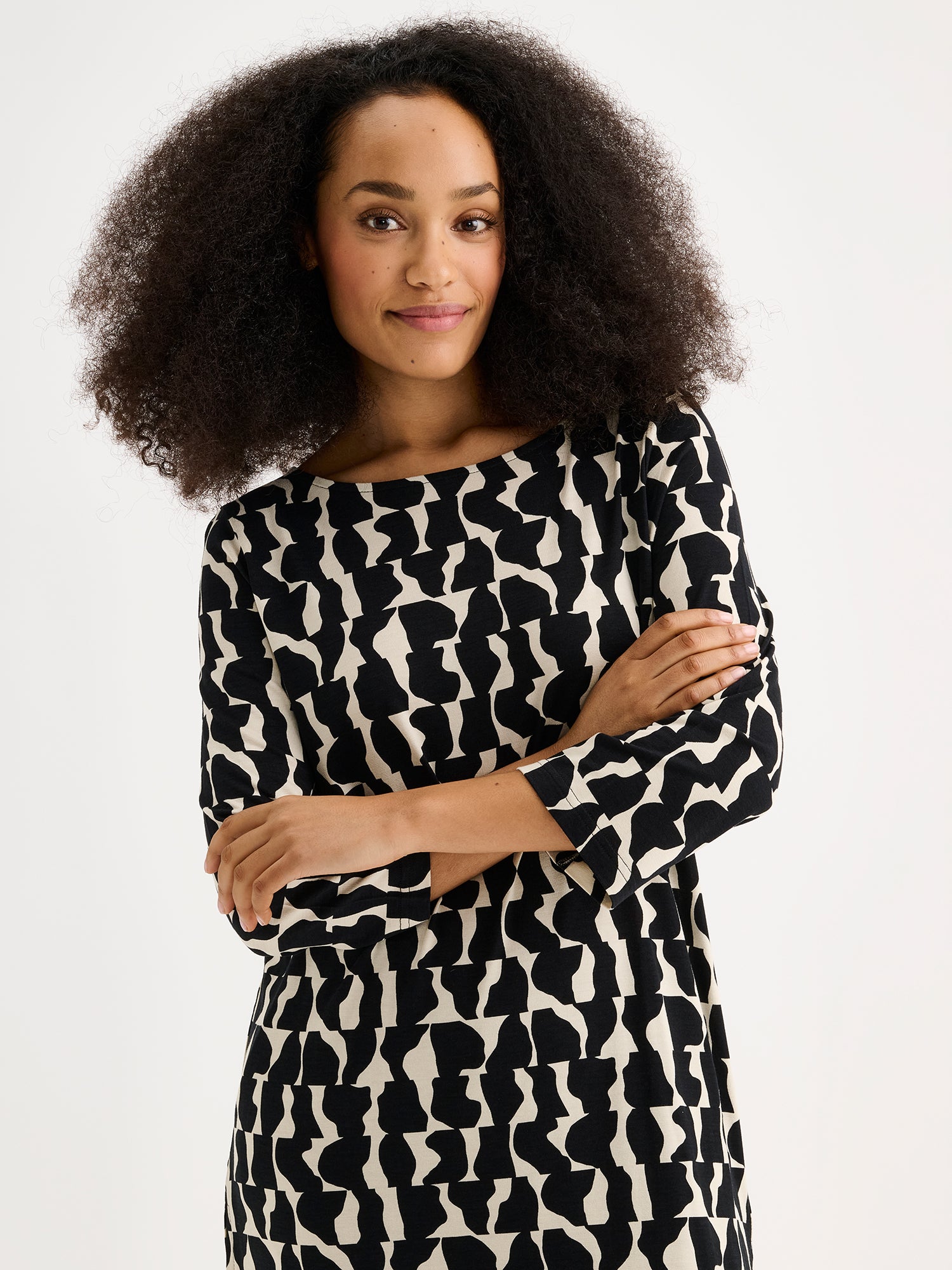 Naisten kuosillinen Pieni Soraja-tunika mallin päällä lähikuvassa.