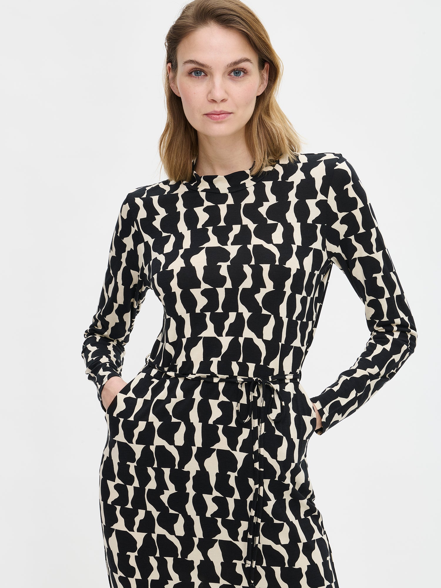 Naisten Pieni Soraja-mekko tyylikkäällä graafisella kuosilla, mallin päällä.