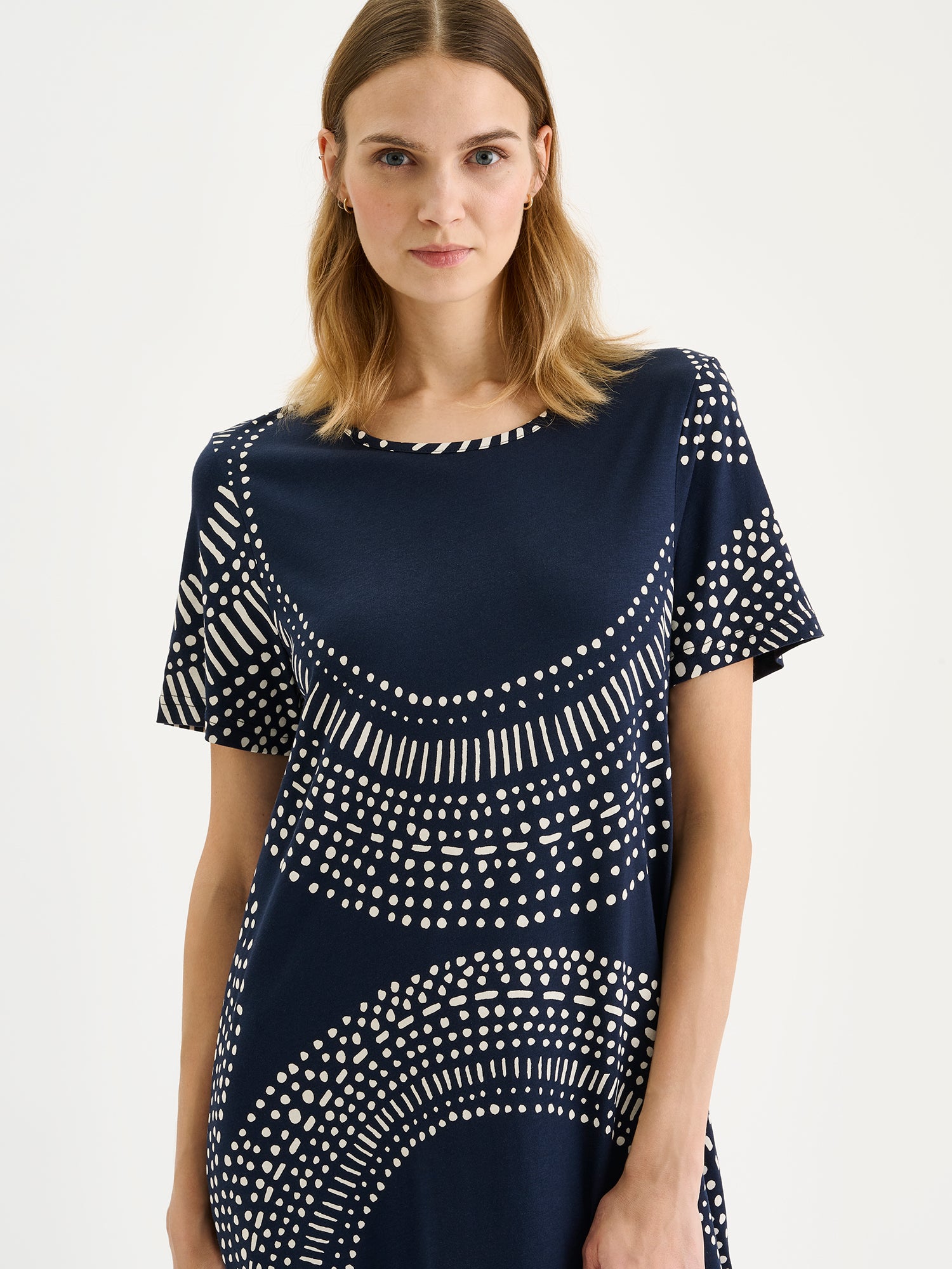 Nanson naisten mukava sininen Aura-yöpaita, jossa on näyttävä ja kauniin harmoninen kuosi mallin päällä lähikuvassa.