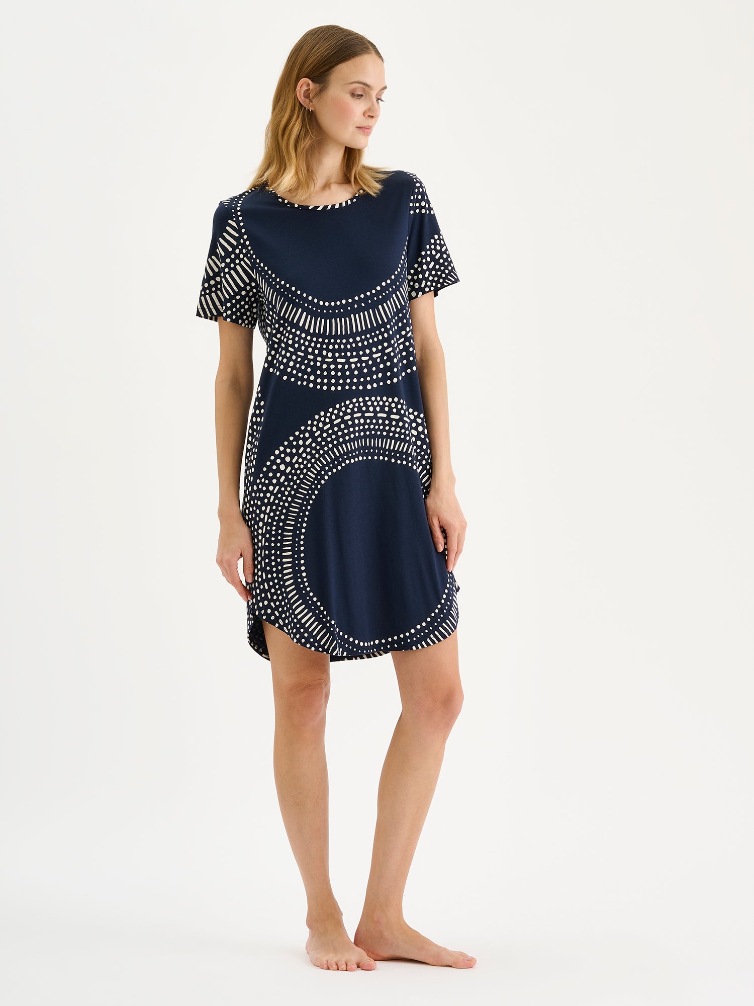 Nanson naisten mukava sininen Aura-yöpaita, jossa on näyttävä ja kauniin harmoninen kuosi mallin päällä.