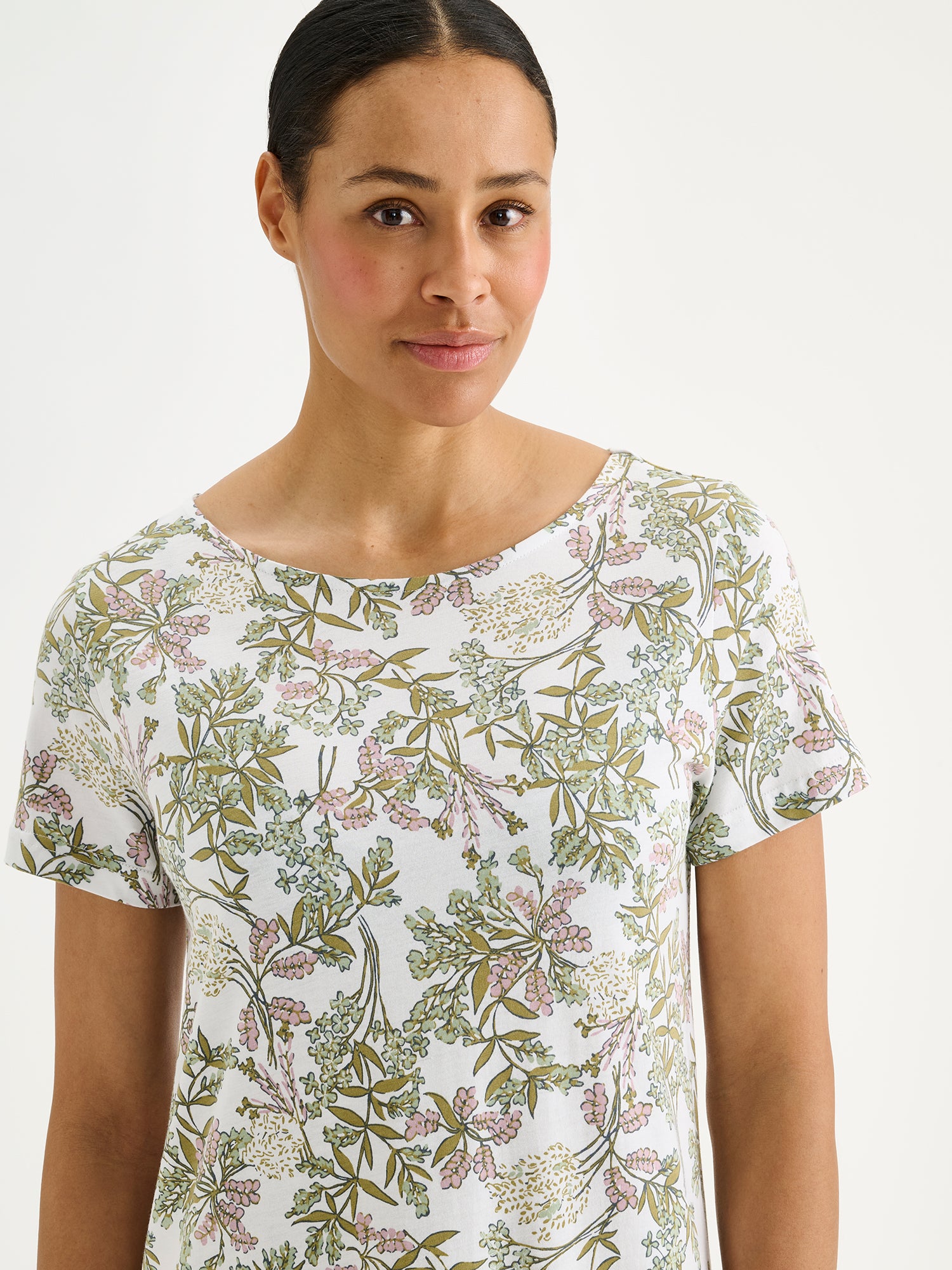 Nanson naisten pitkä Laventeli-yöpaita, jossa on kaunis ja harmoninen kukkakuosi mallin päällä lähikuvassa.