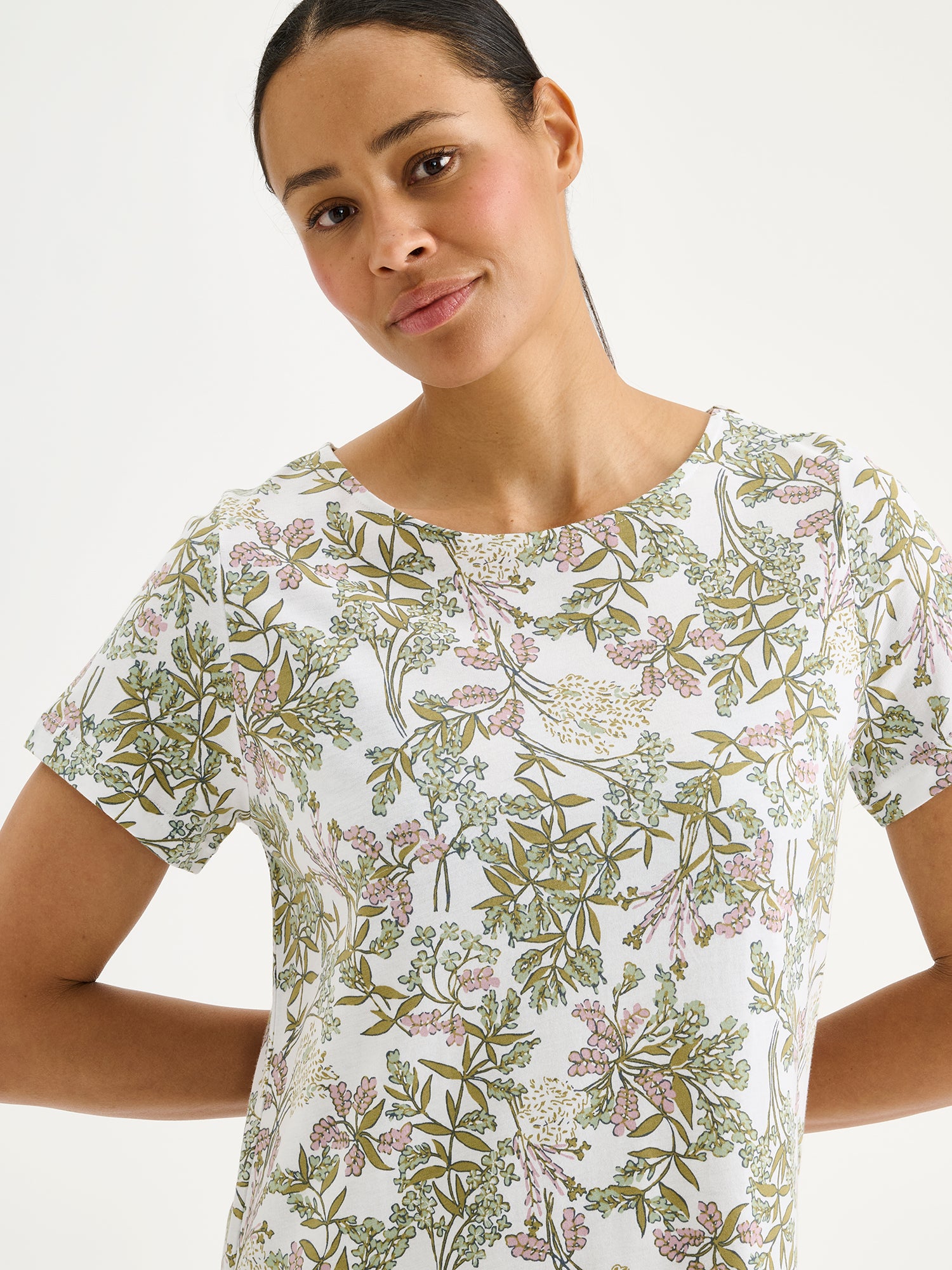 Nanson naisten lyhyt Laventeli-yöpaita, jossa on kaunis ja harmoninen kukkakuosi mallin päällä lähikuvassa.