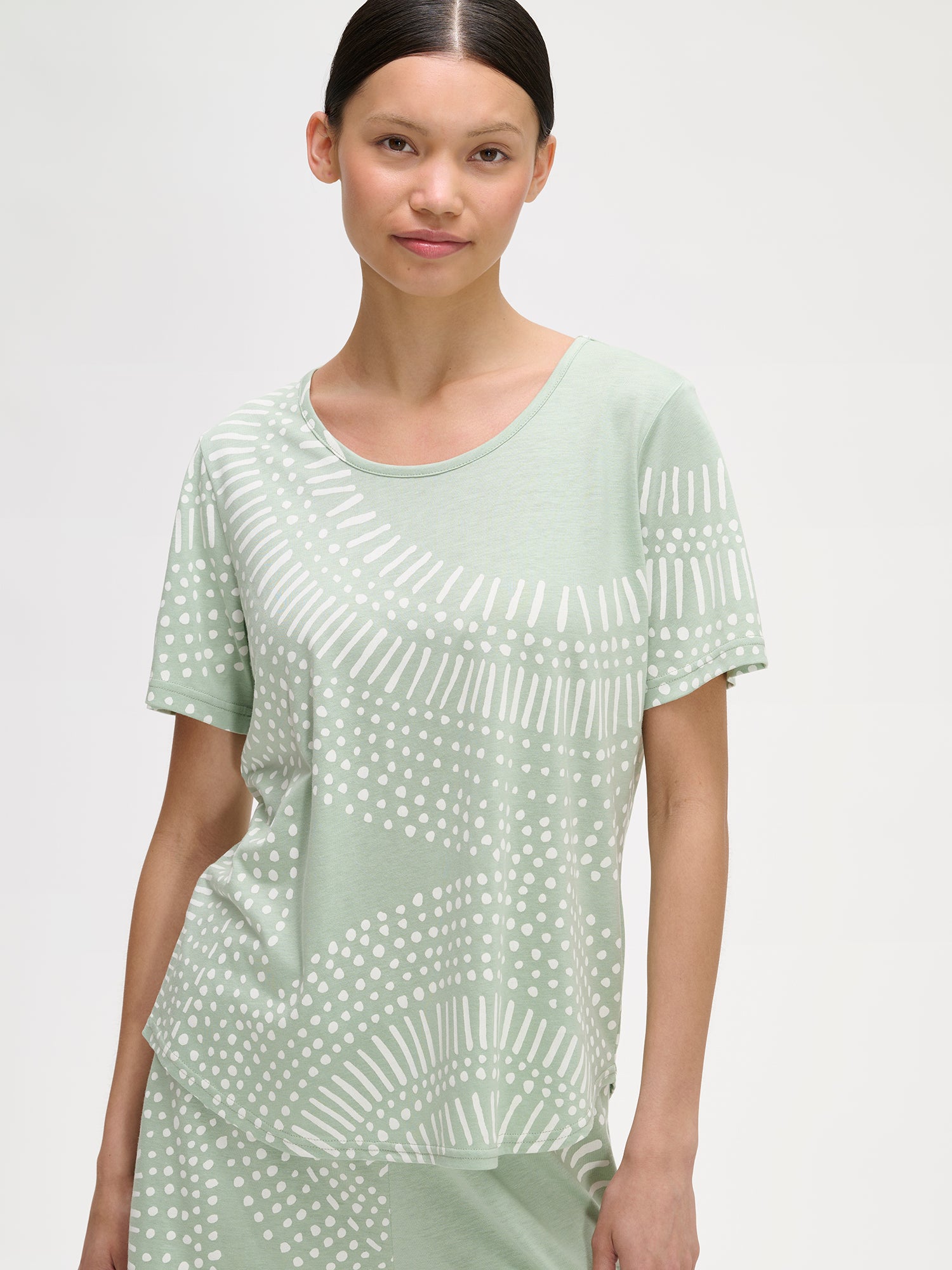 Nanson naisten mukava vihreä Aura-shortsipyjama, jossa on näyttävä ja kauniin harmoninen kuosi mallin päällä, lähikuvassa.