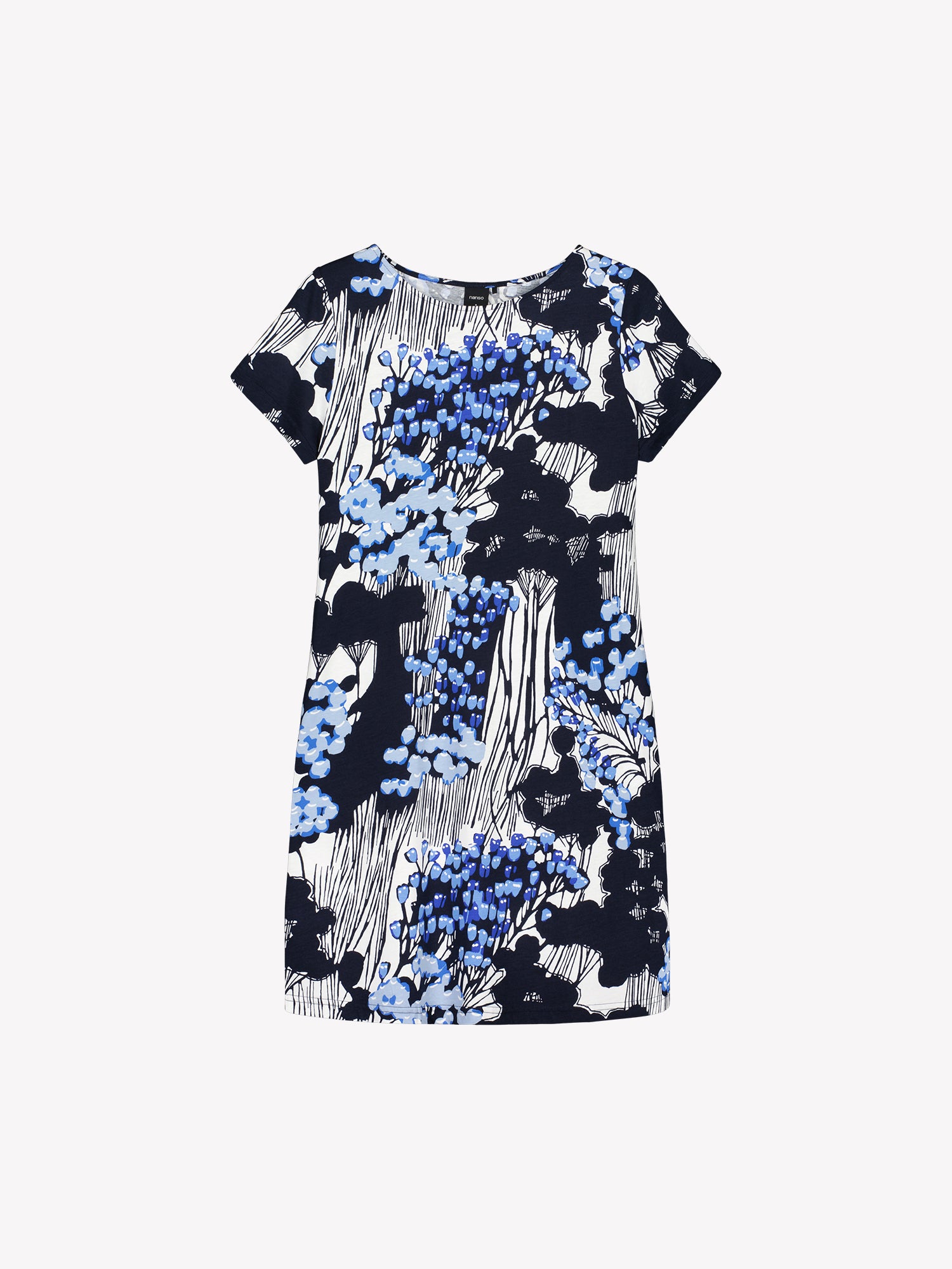 Nanson naisten mukava lyhyt Kirjokerttu -yöpaita, jossa on tyylikäs sinisävyinen luontoaiheinen kuosi, tuotekuvassa.