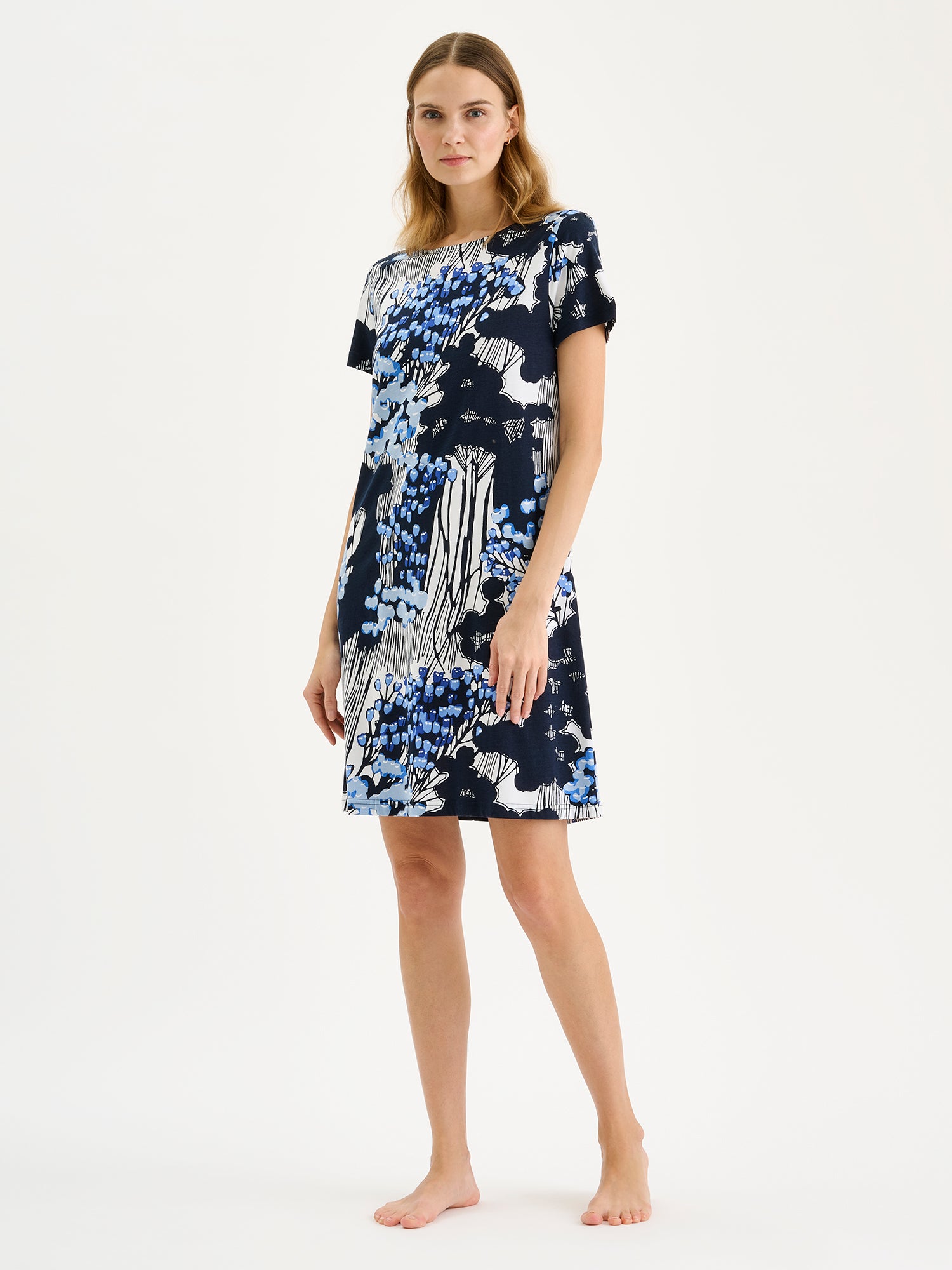 Nanson naisten mukava lyhyt Kirjokerttu -yöpaita, jossa on tyylikäs sinisävyinen luontoaiheinen kuosi, mallin päällä.