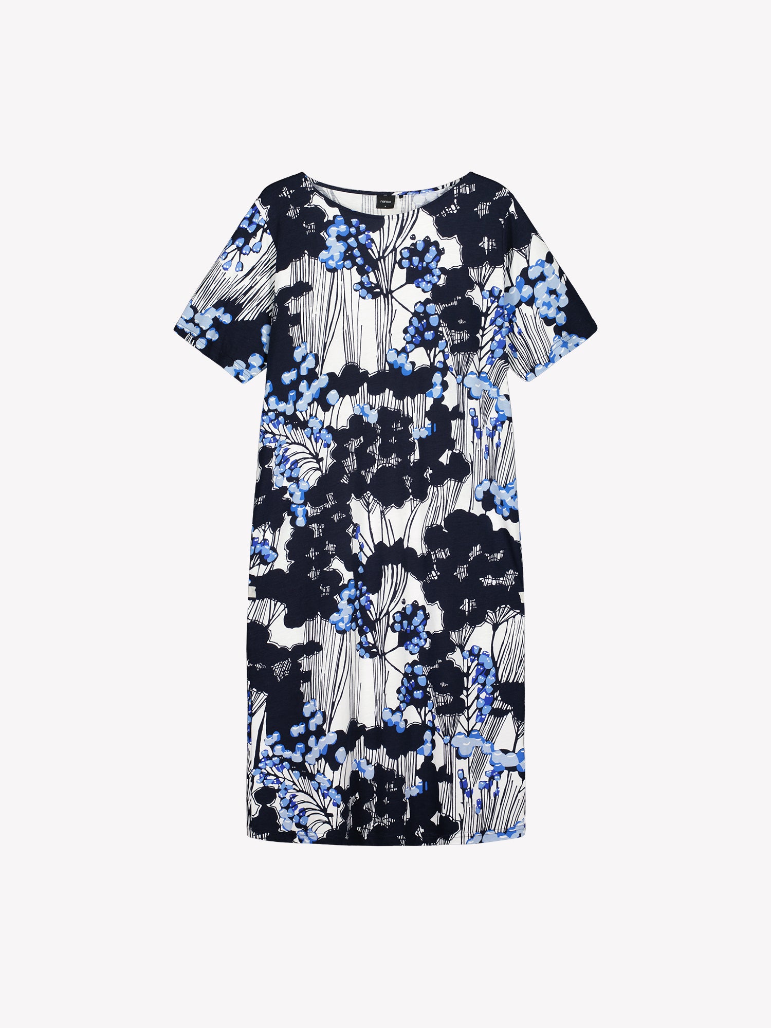 Nanson naisten mukava pitkä Kirjokerttu -yöpaita, jossa on tyylikäs sinisävyinen luontoaiheinen kuosi, tuotekuvassa.