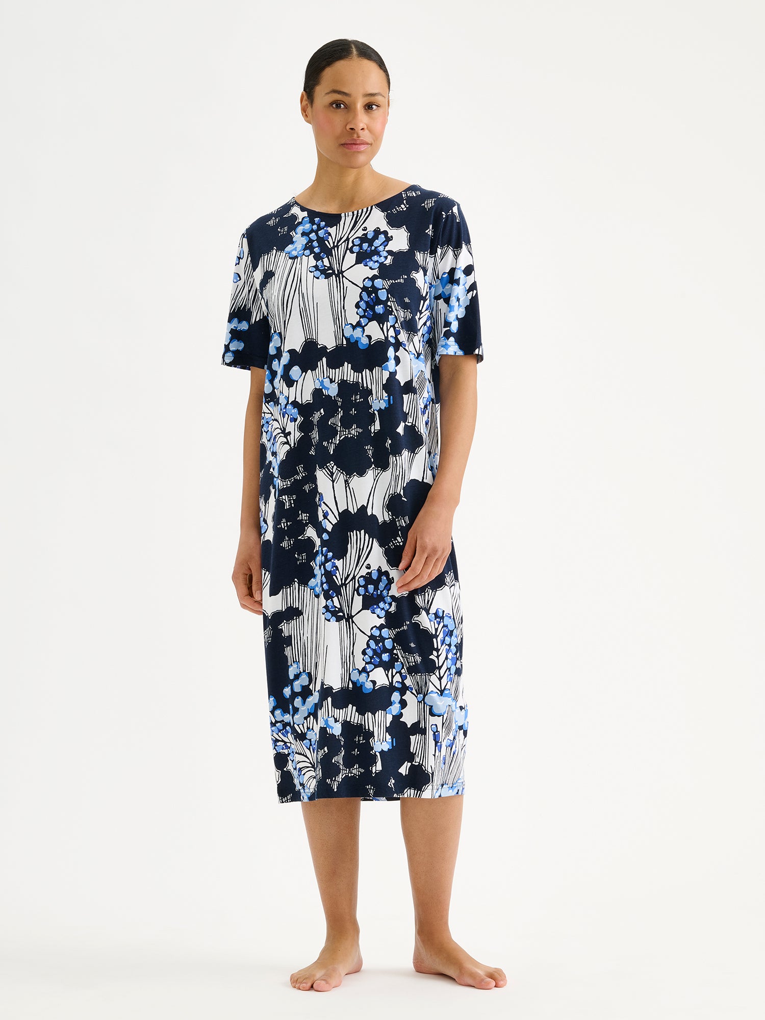 Nanson naisten mukava pitkä Kirjokerttu -yöpaita, jossa on tyylikäs sinisävyinen luontoaiheinen kuosi, mallin päällä.