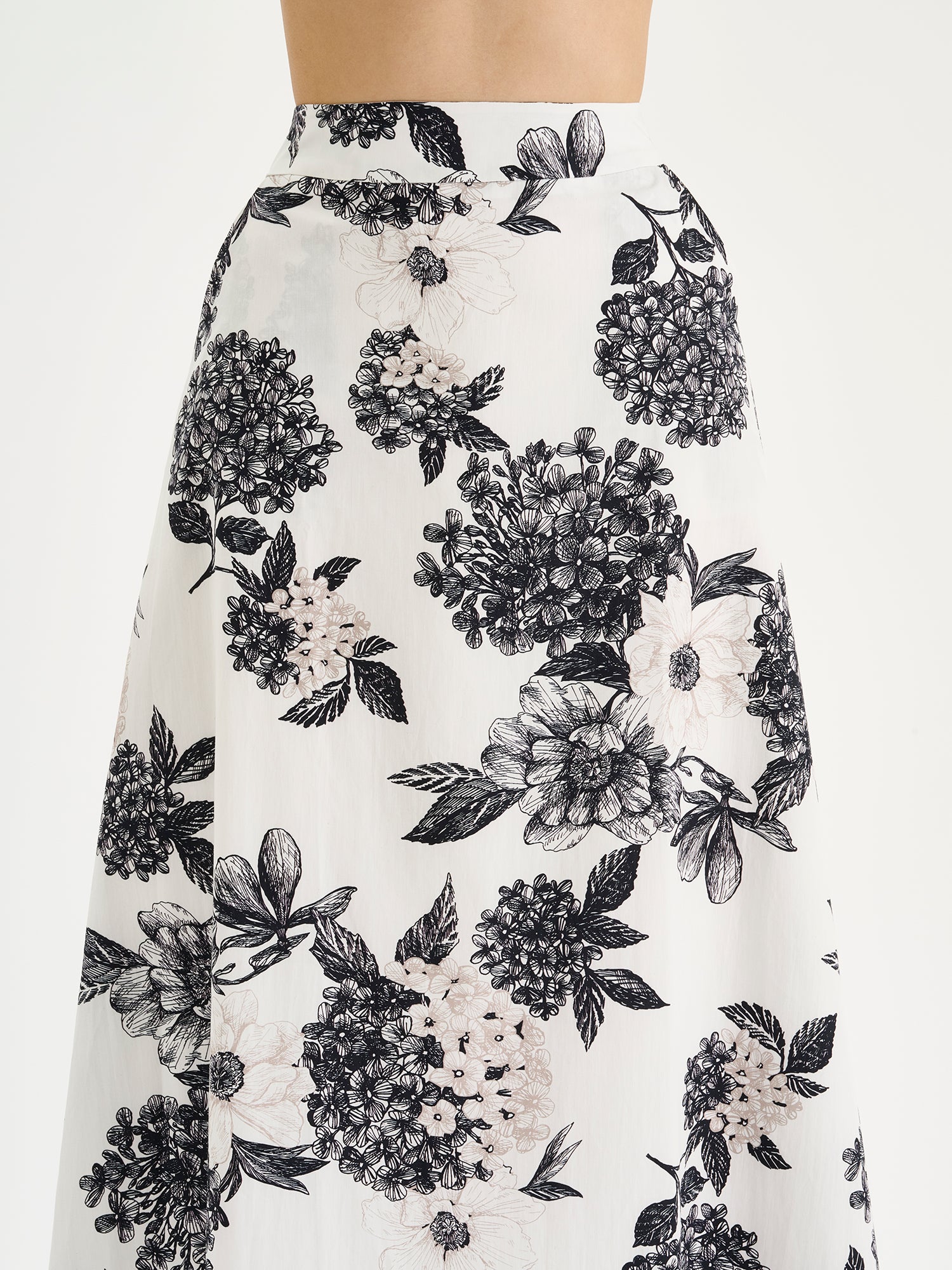 Nanson naisten ihastuttava kuosillinen mustavalkoinen Palatsi-hame mallin päällä lähikuvassa