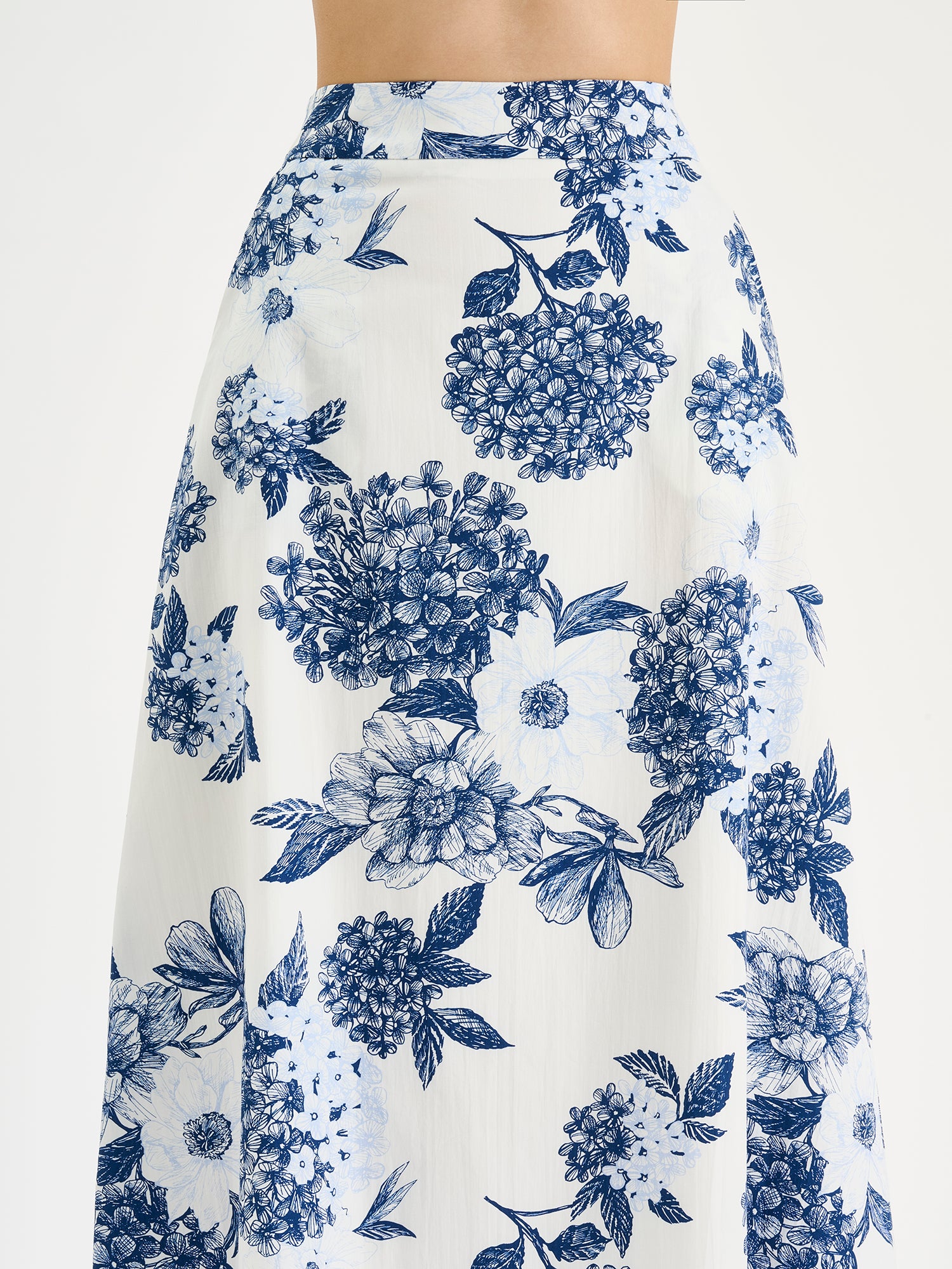 Naisten ihastuttava kuosillinen sinivalkoinen Palatsi-hame mallin päällä lähikuvassa.