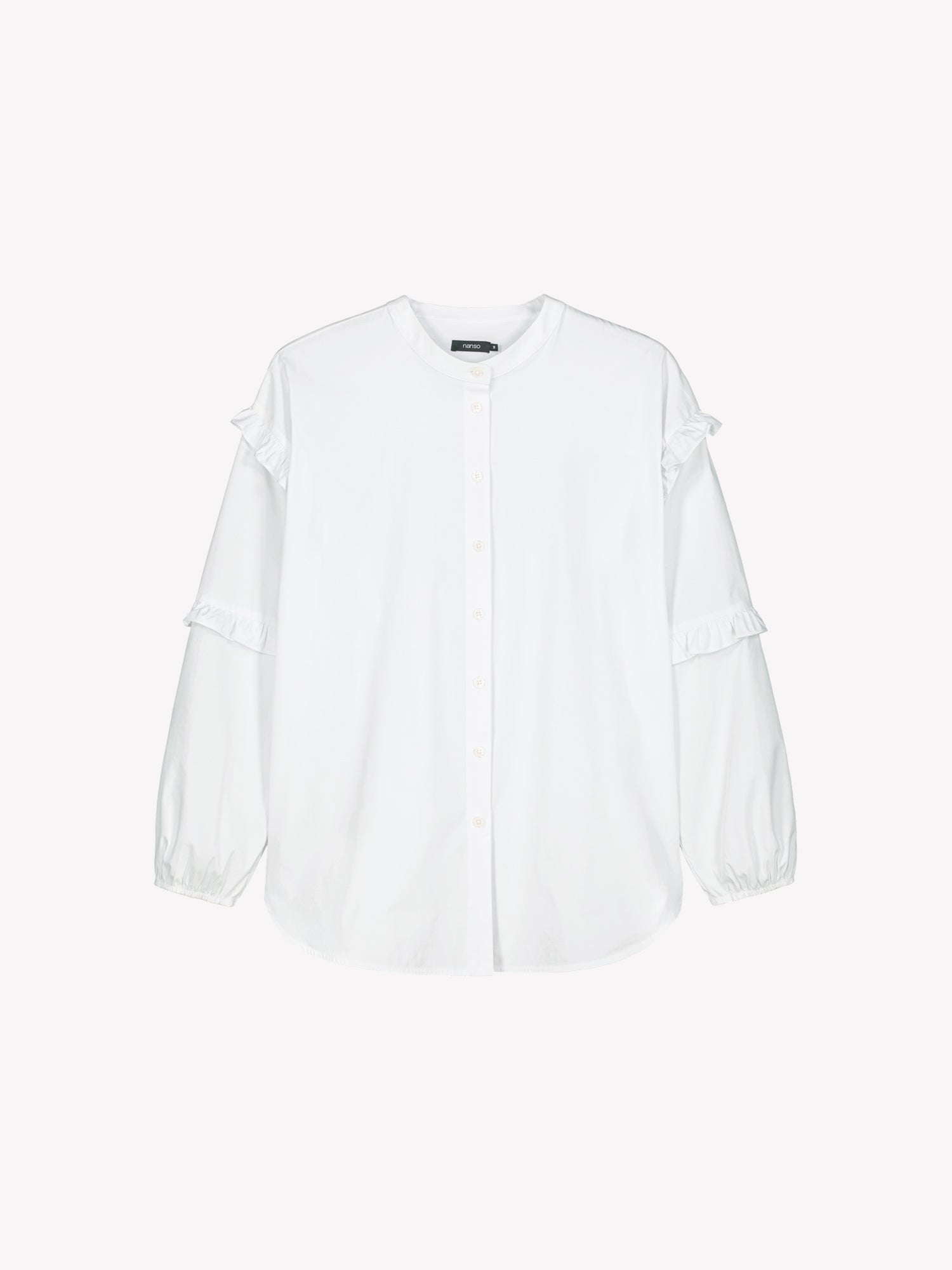 Naisten raikas valkoinen Katri-paitapusero, jossa on kauniit frillayksityiskohdat hihoissa. Tuotekuva paidasta.