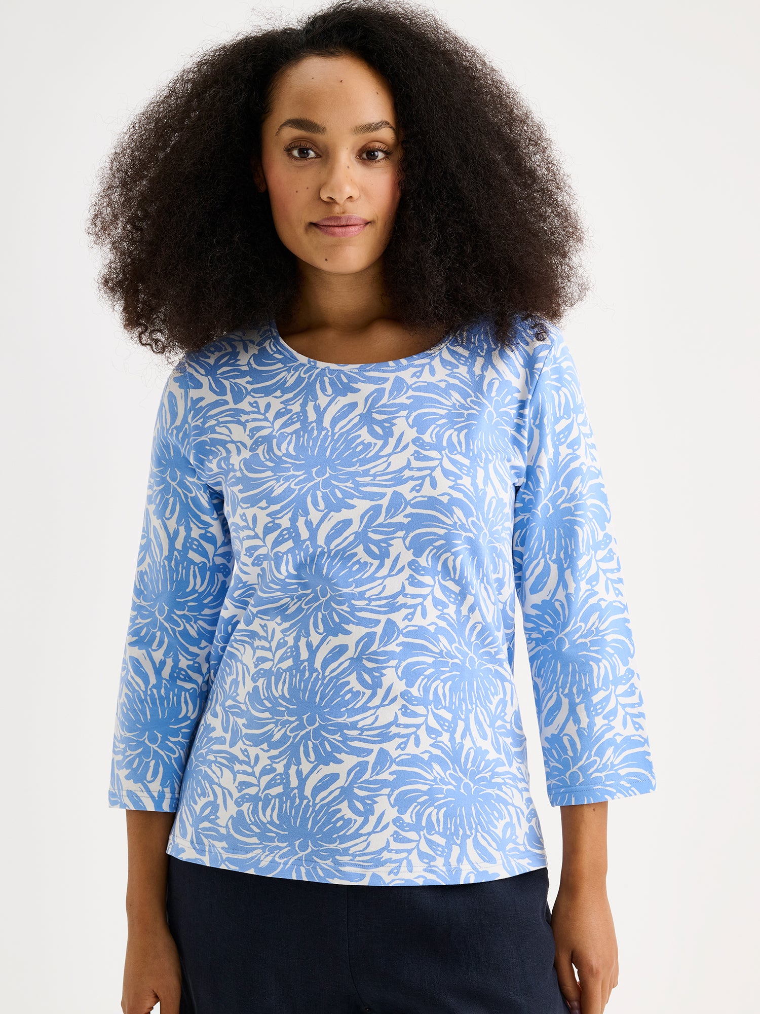 Nanson naisten kuosillinen sininen Safiiri-trikoopusero mallin päällä pellavahousujen kanssa lähikuvassa.