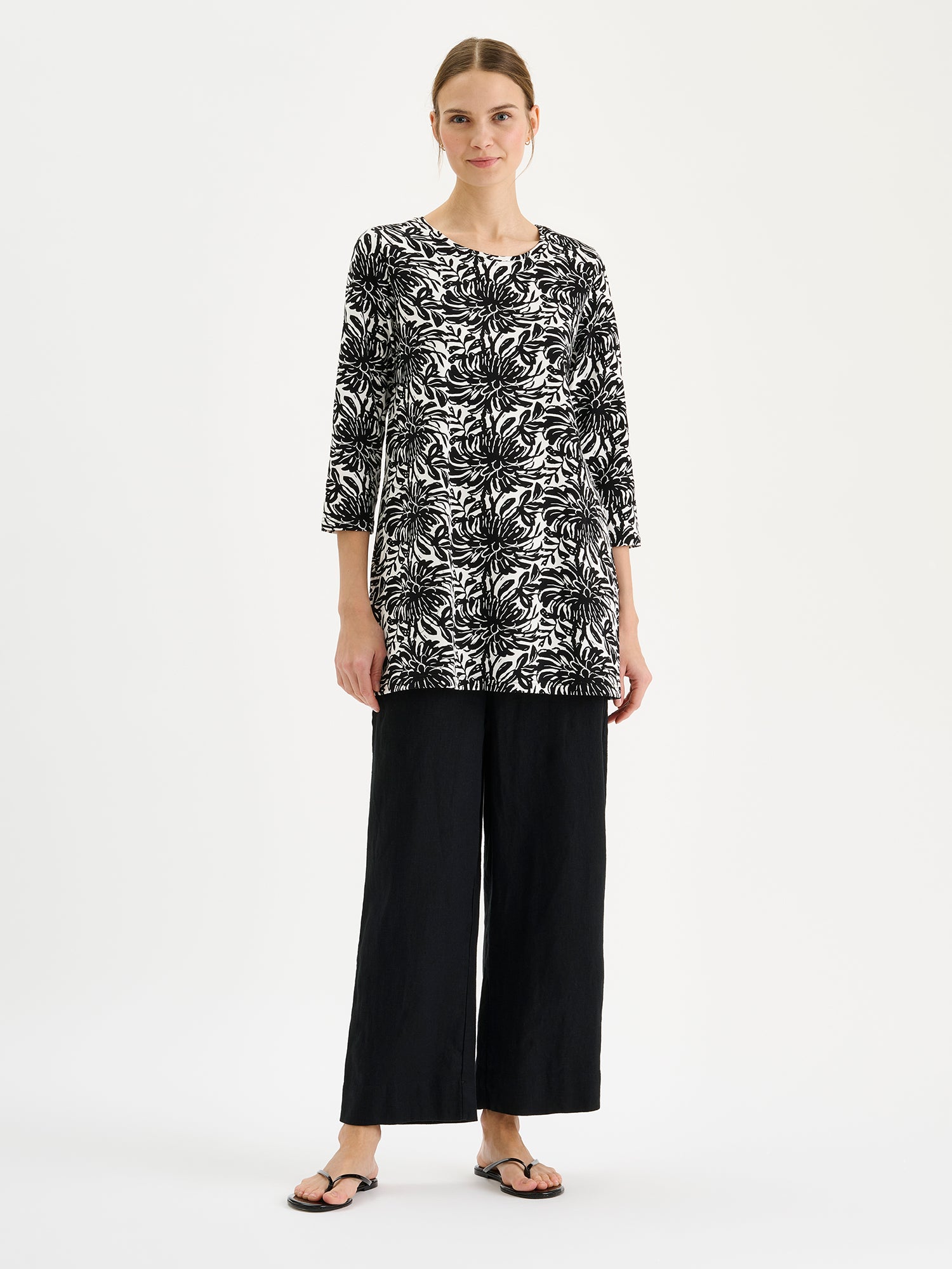 Nanson naisten kuosillinen mustavalkoinen Safiiri-tunika mallin päällä mustien housujen kanssa.