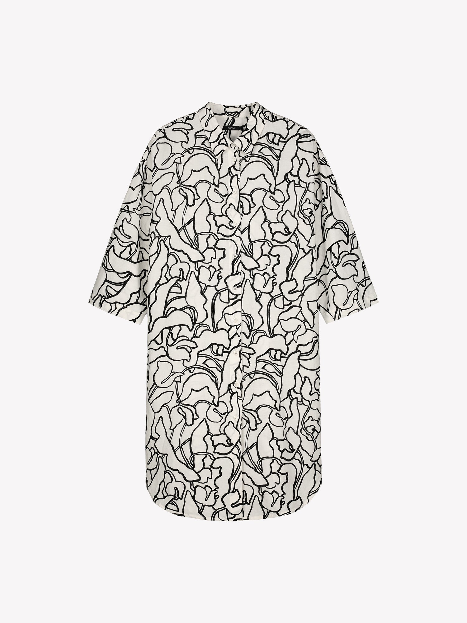 Naisten mukavan rento Iiris-paitamekko, jossa on tyylikäs ja näyttävä mustavalkoinen kukkakuosi tuotekuvassa.