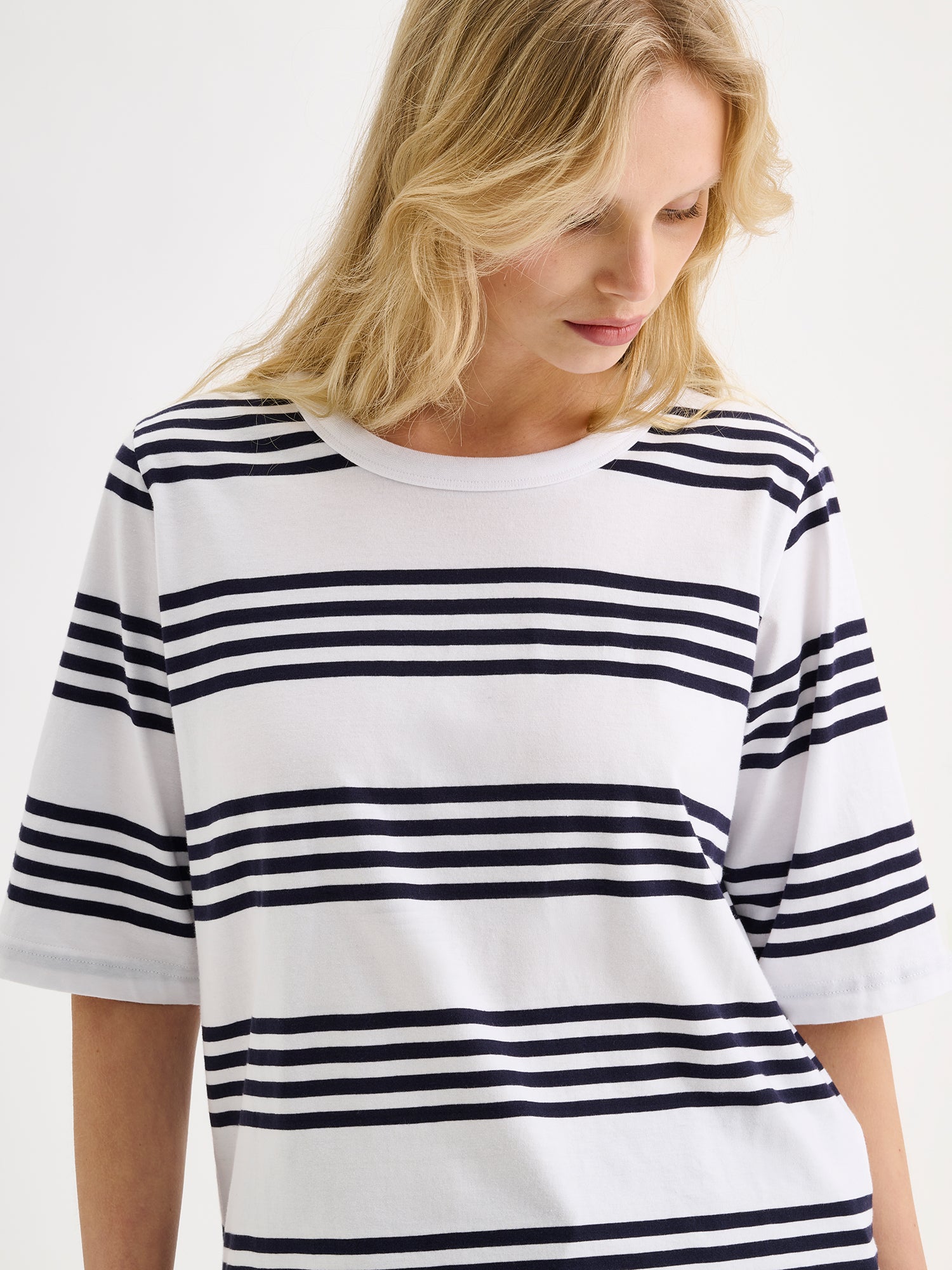 Nanson naisten raikkaan raidallinen sinivalkoinen Merina- t-paita mallin päällä lähikuvassa.