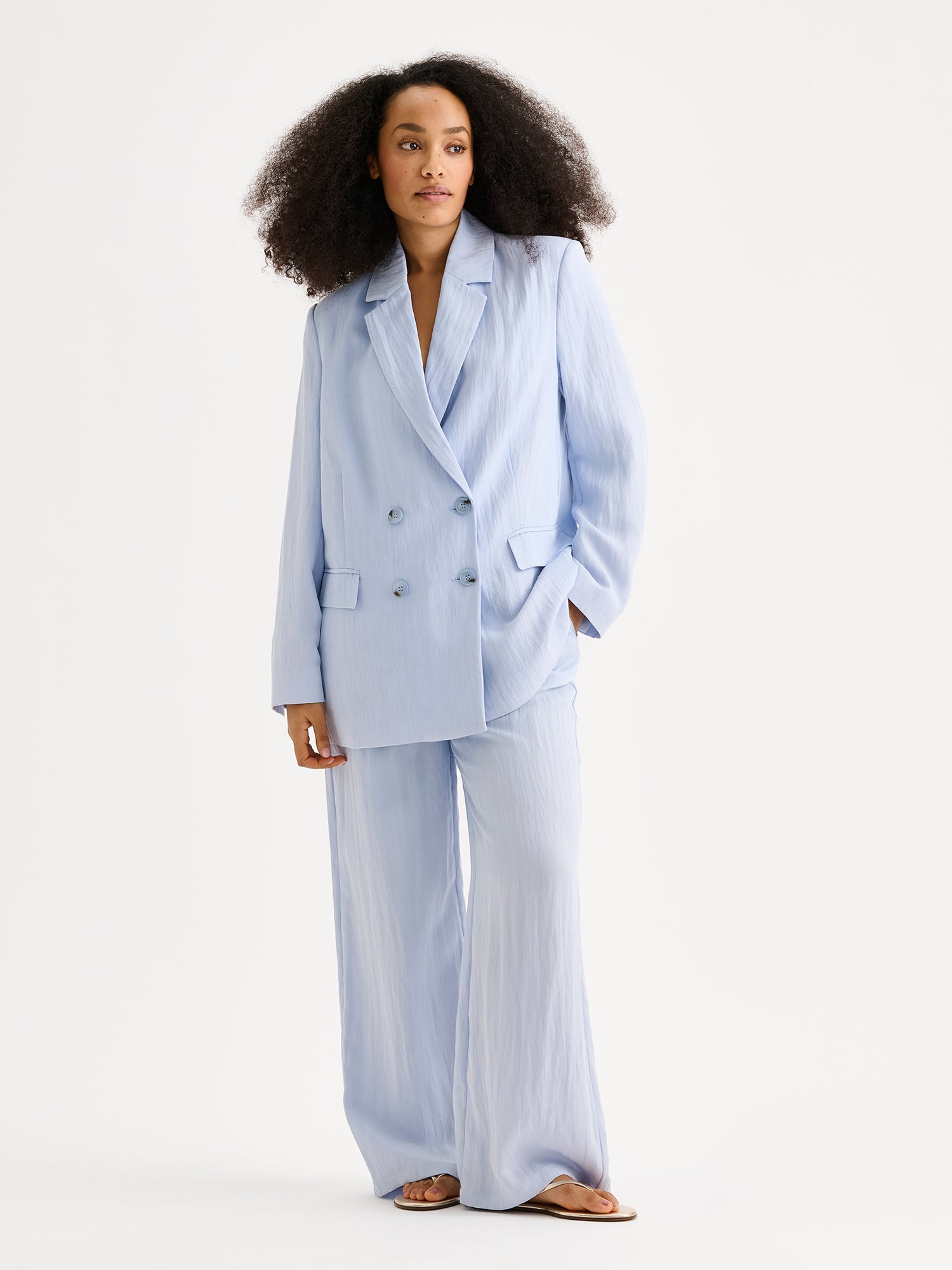 Nanson naisten tyylikäs pehmeän sininen Nizza-jakku mallin päällä saman sarjan sinisten Nizza-housujen kanssa.