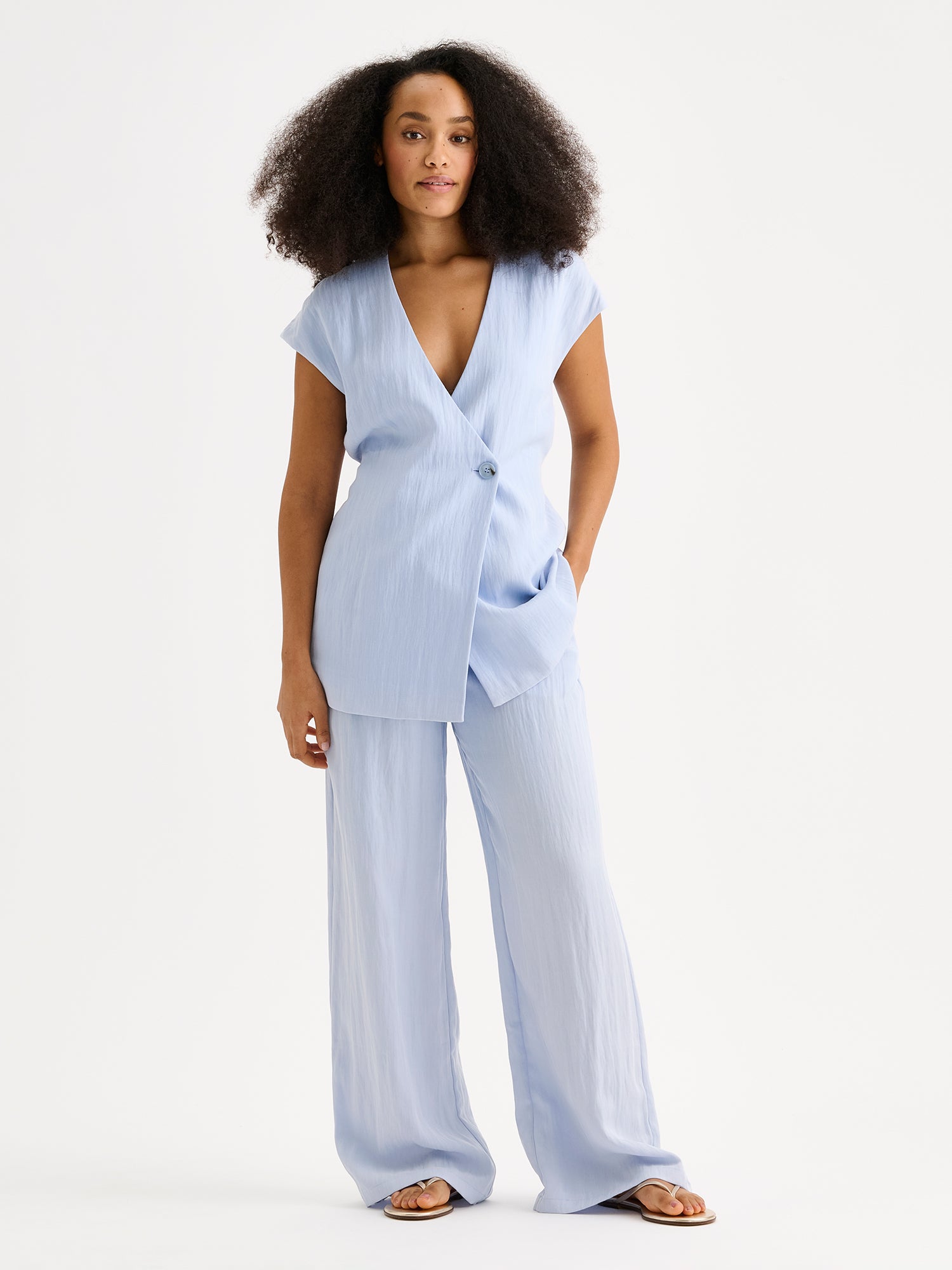 Nanson naisten tyylikäs pehmeän sininen Nizza-liivi mallin päällä Nizza-housujen kanssa.