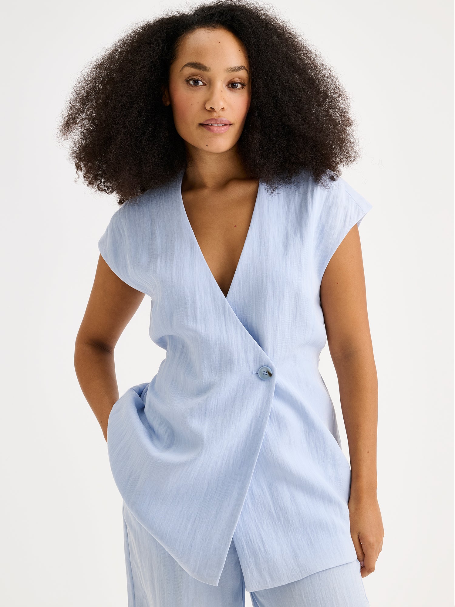 Nanson naisten tyylikäs pehmeän sininen Nizza-liivi mallin päällä Nizza-housujen kanssa lähikuvassa.