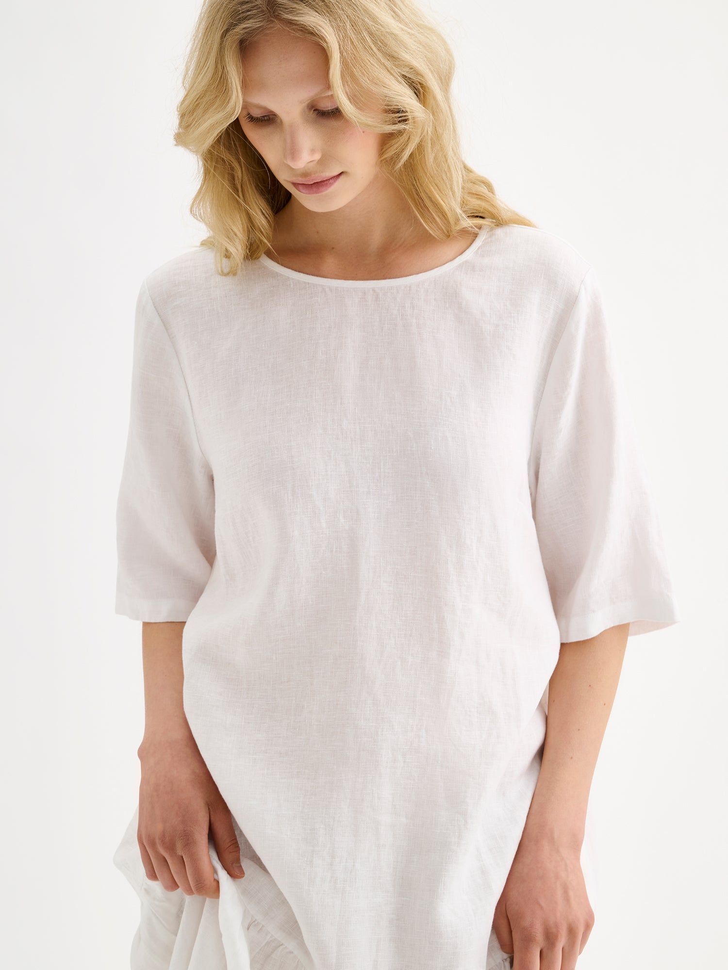 Nanson naisten kaunis ja ihanan rennon mallinen valkoinen Liisu-pellavamekko, jonka helmassa on runsas frilla, mallin päällä lähikuvassa.