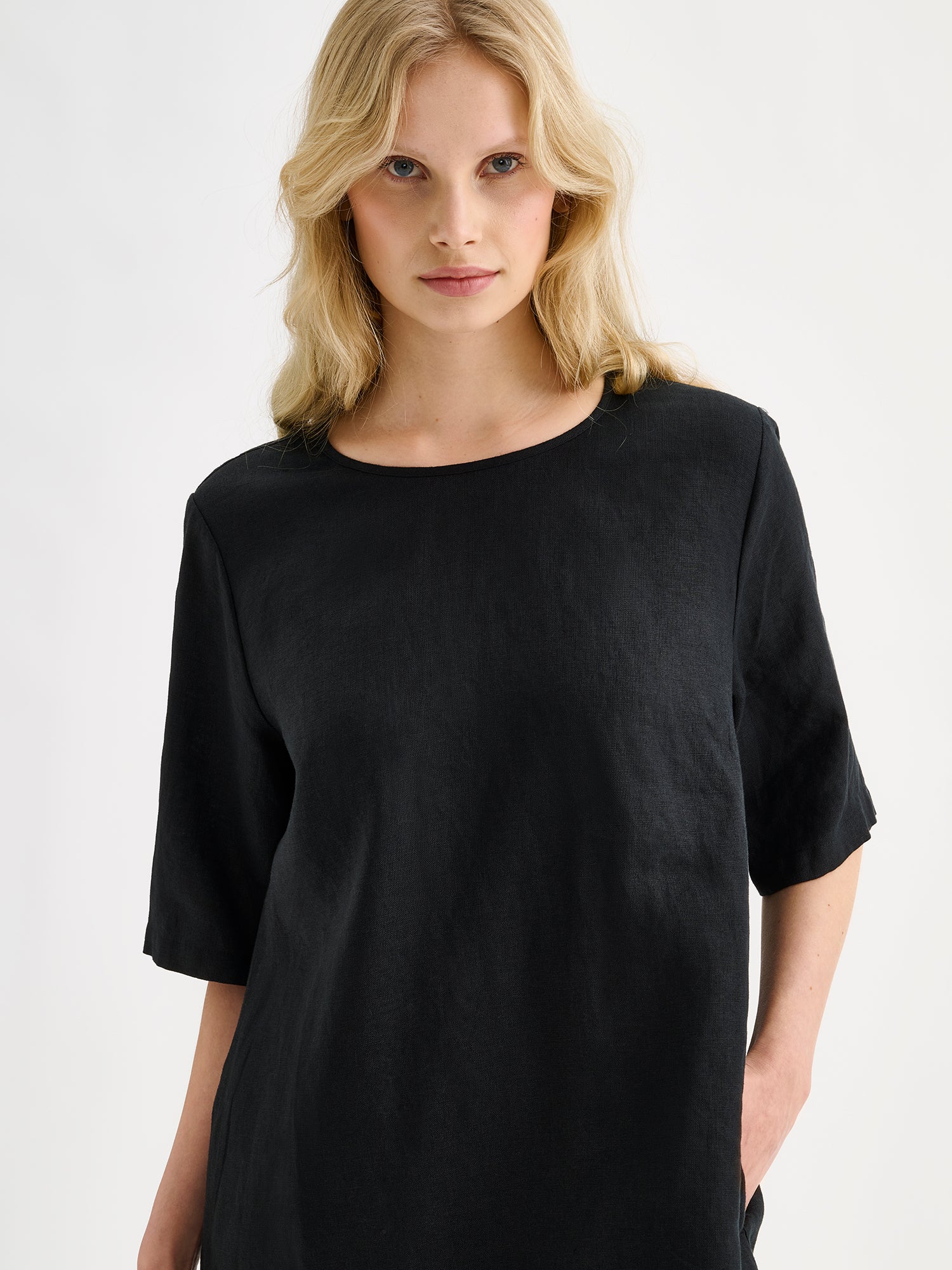 Nanson naisten kaunis ja ihanan rennon mallinen musta Liisu-pellavamekko, jonka helmassa on runsas frilla, mallin päällä lähikuvassa.