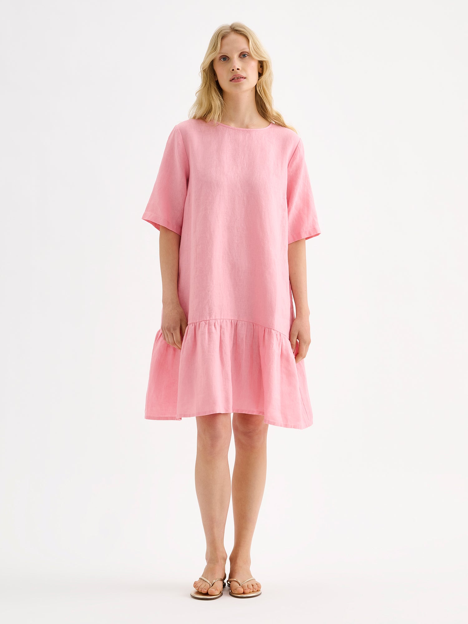 Nanson naisten kaunis ja ihanan rennon mallinen vaaleanpunainen Liisu-pellavamekko, jonka helmassa on runsas frilla, mallin päällä.