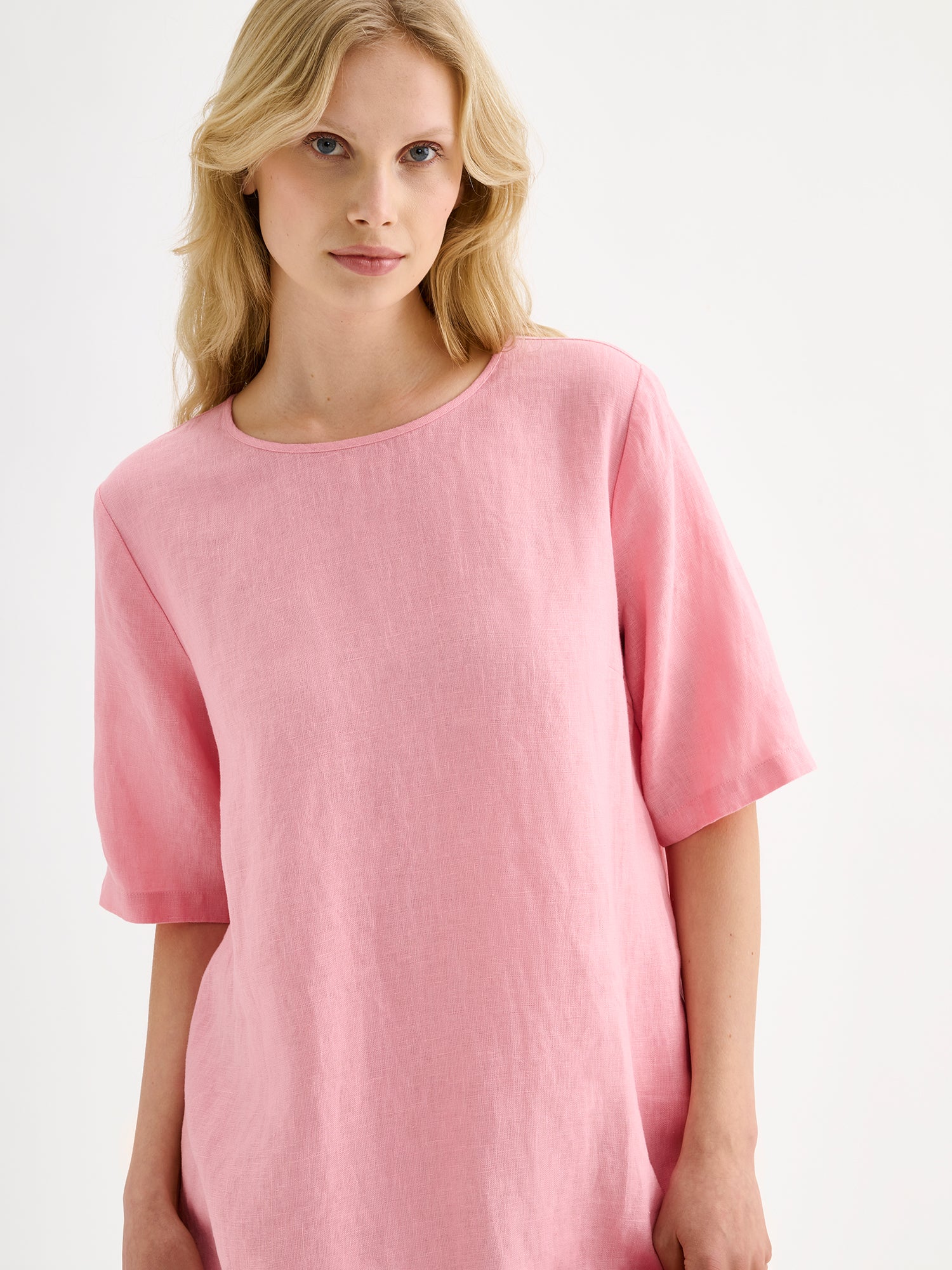 Nanson naisten kaunis ja ihanan rennon mallinen vaaleanpunainen Liisu-pellavamekko, jonka helmassa on runsas frilla, mallin päällä lähikuvassa.