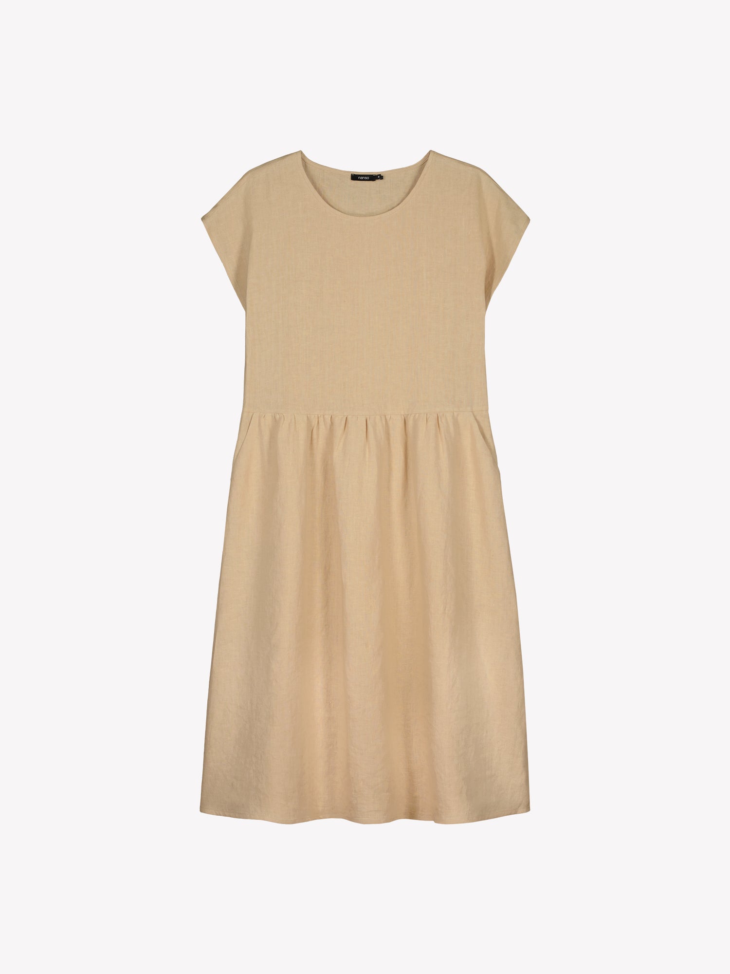 Nanson naisten rento midipituinen lyhythihainen beige Saari-pellavamekko taskuilla, rypytetyllä helmalla ja ovaalin mallisella pääntiellä tuotekuvassa.