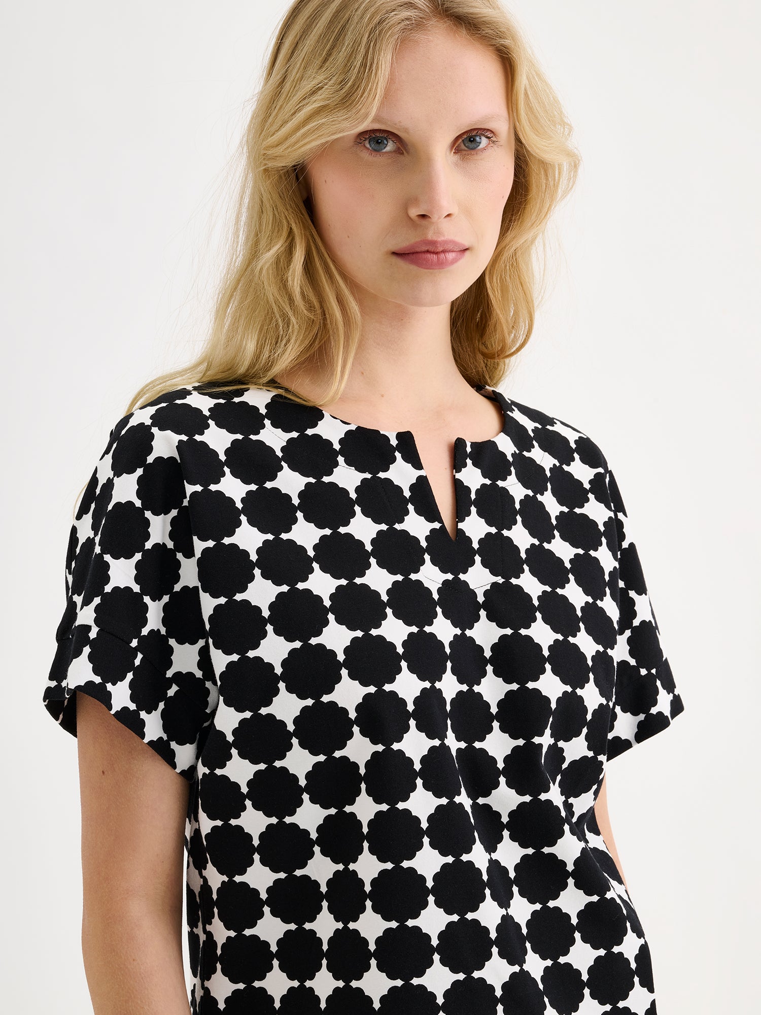 Nanson naisten tyylikäs kuosillinen mustavalkoinen Avene-trikoopusero mallin päällä lähikuvassa.