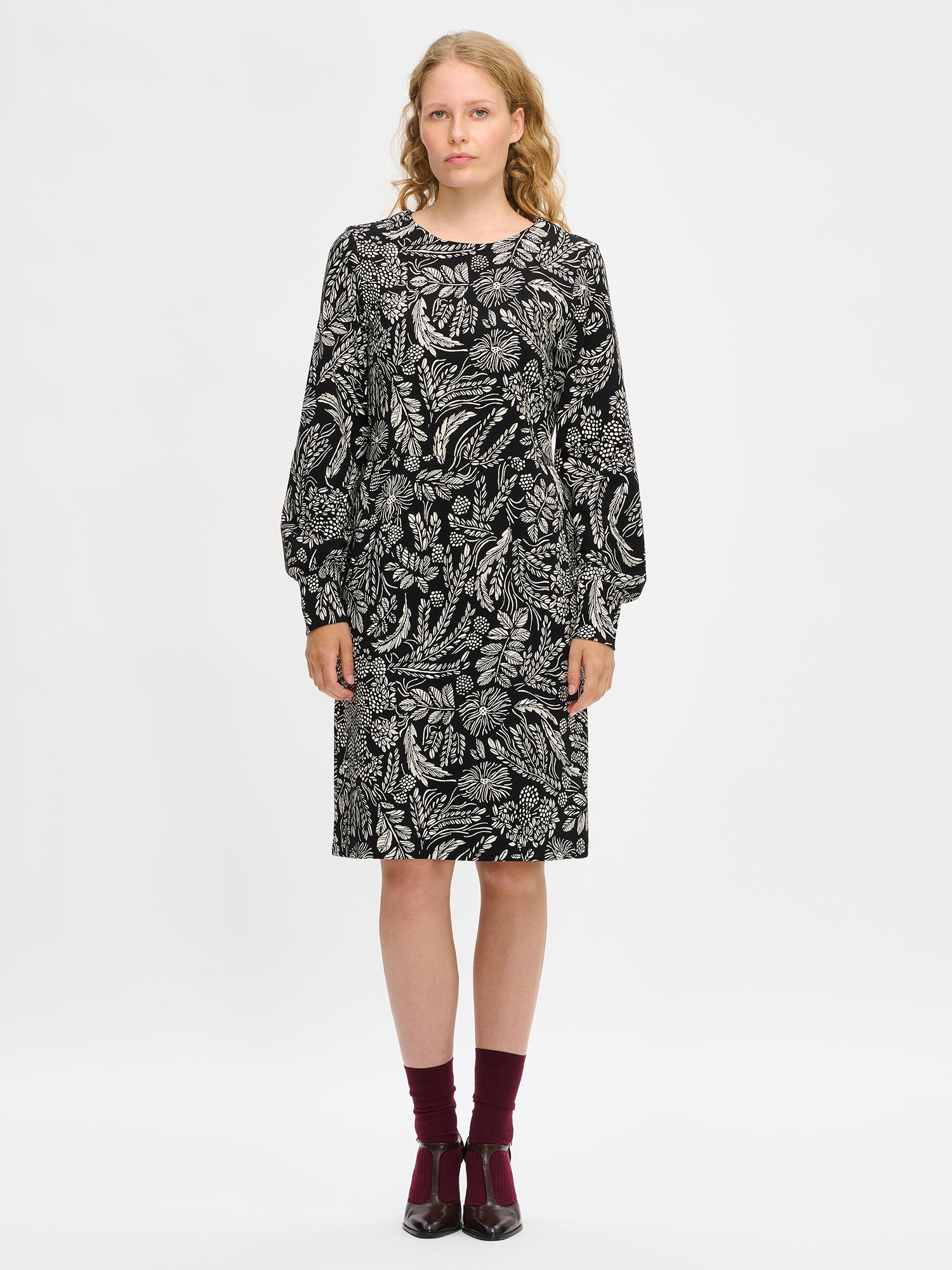 Nanson naisten mustavalkoinen Floora-mekko, pitkät hihat ja venepääntie, polvipituinen malli, mallin yllä kokokuvassa.