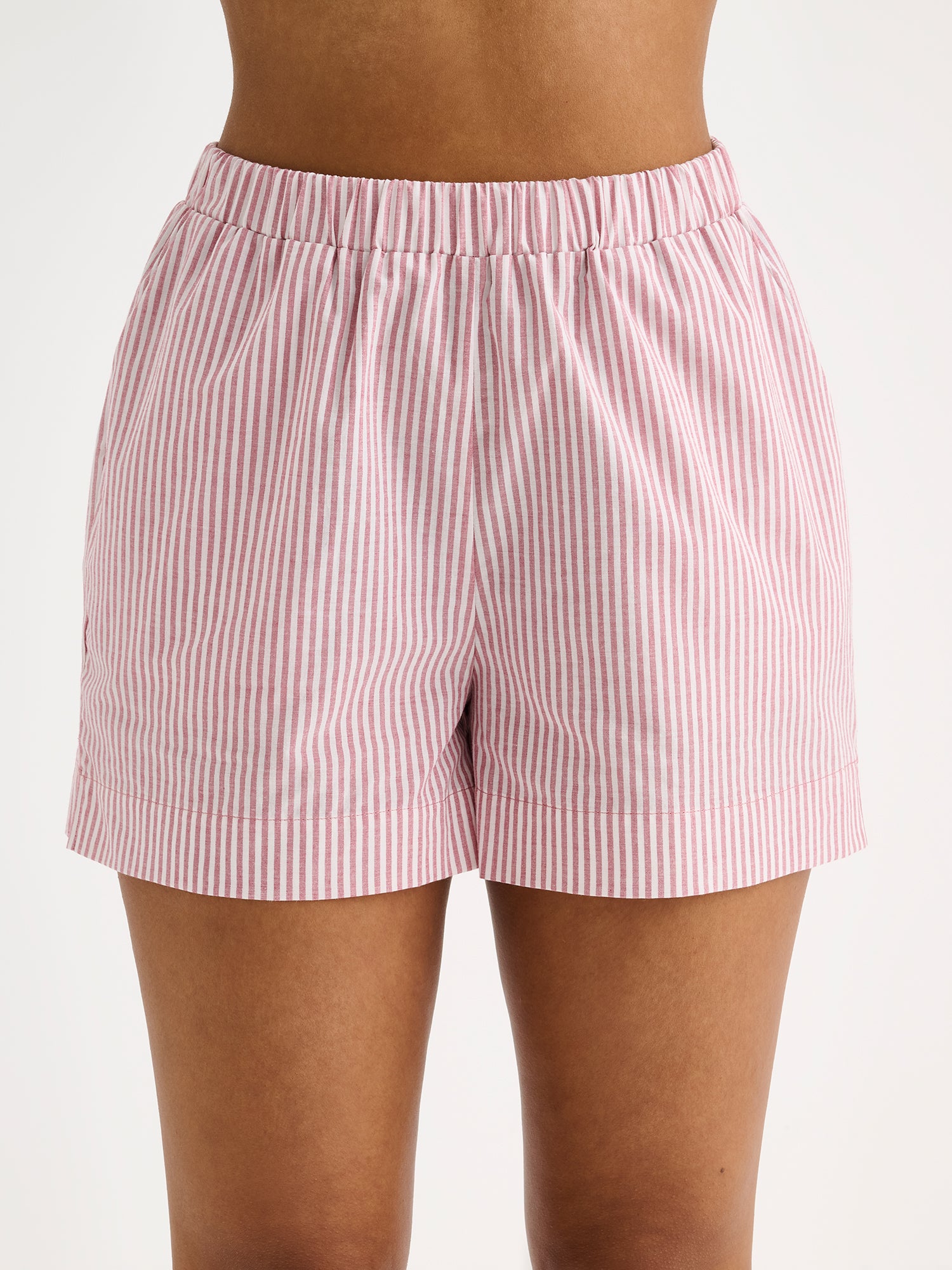 Naisten tyylikkäät, ihanan kevyet ja mukavat raidalliset Tauko-shortsit mallin päällä lähikuvassa.