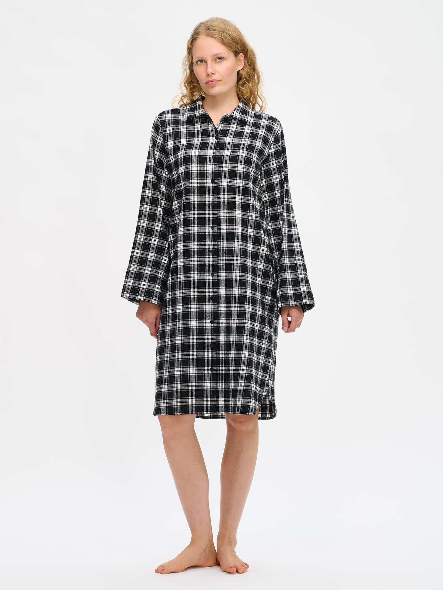 Nanson naisten mustavalkoinen Ruutu-flanellimekko, pitkät hihat ja kaulus, ruutukuosinen puuvillaflanellikangas, mallin yllä kokokuvassa.