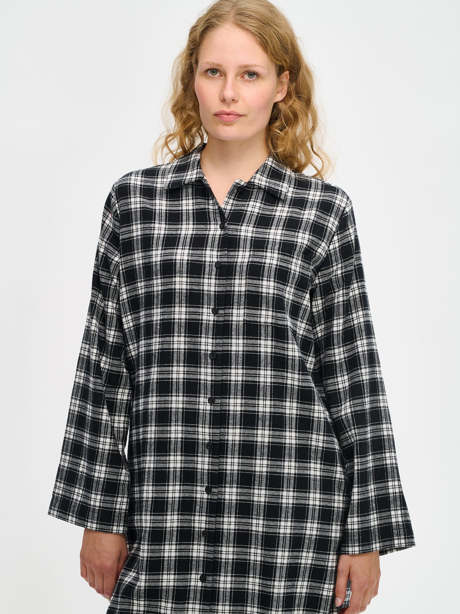 Nanson naisten mustavalkoinen Ruutu-flanellimekko, nappilista ja rintatasku, pehmeä puuvillaflanelli, mallin yllä puolivartalokuvassa.