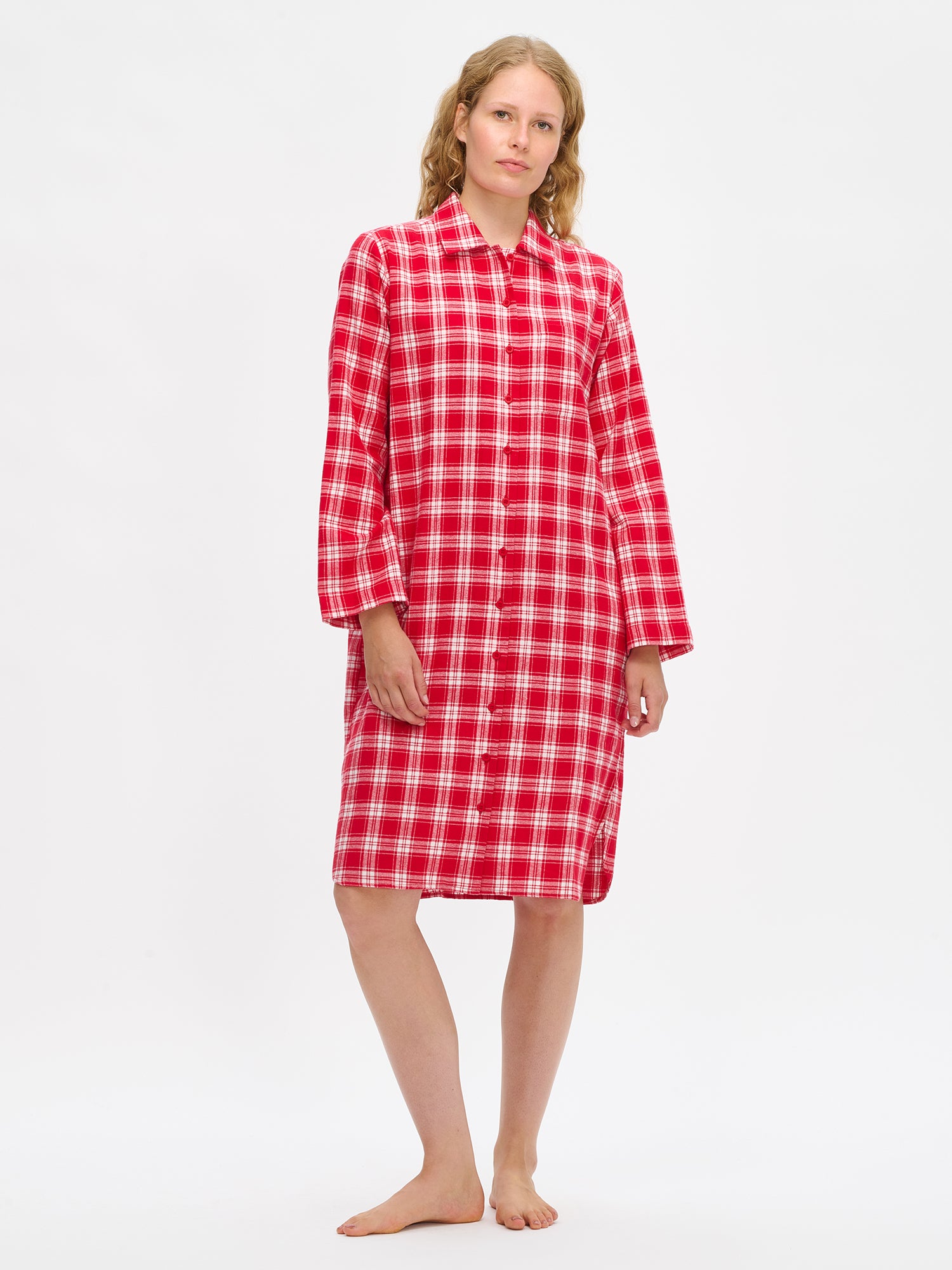 Nanson naisten punainen Ruutu-mekko, pitkät hihat ja kaulus, ruutukuosinen flanellikangas, mallin yllä kokokuvassa.