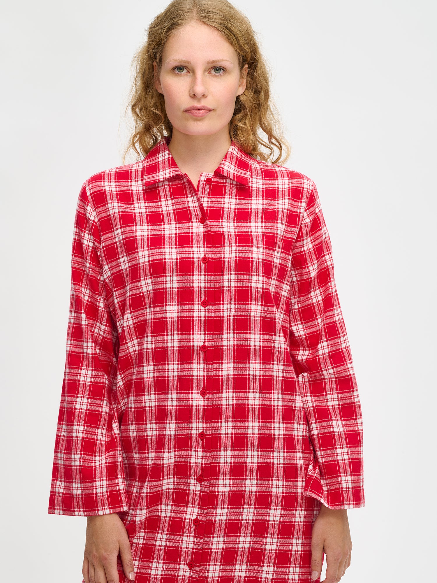 Nanson naisten punainen Ruutu-mekko, nappilista ja rintatasku, pehmeä puuvillaflanelli, mallin yllä puolivartalokuvassa.