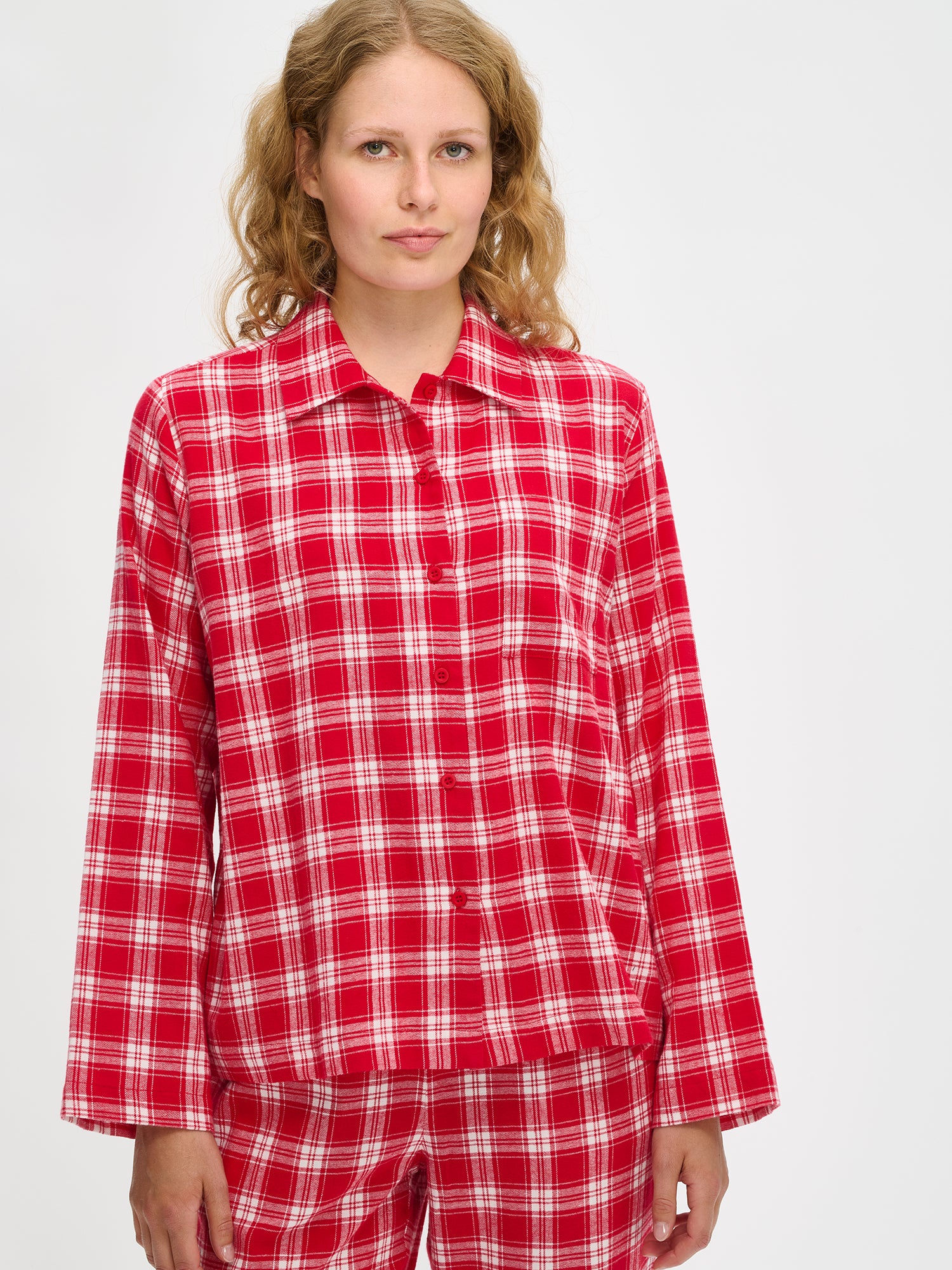 Nanson naisten punainen ruutukuosinen flanellipaita mallin yllä kokokuvassa, lantiolle ulottuva, pitkät hihat, klassinen kaulus ja nappilista.