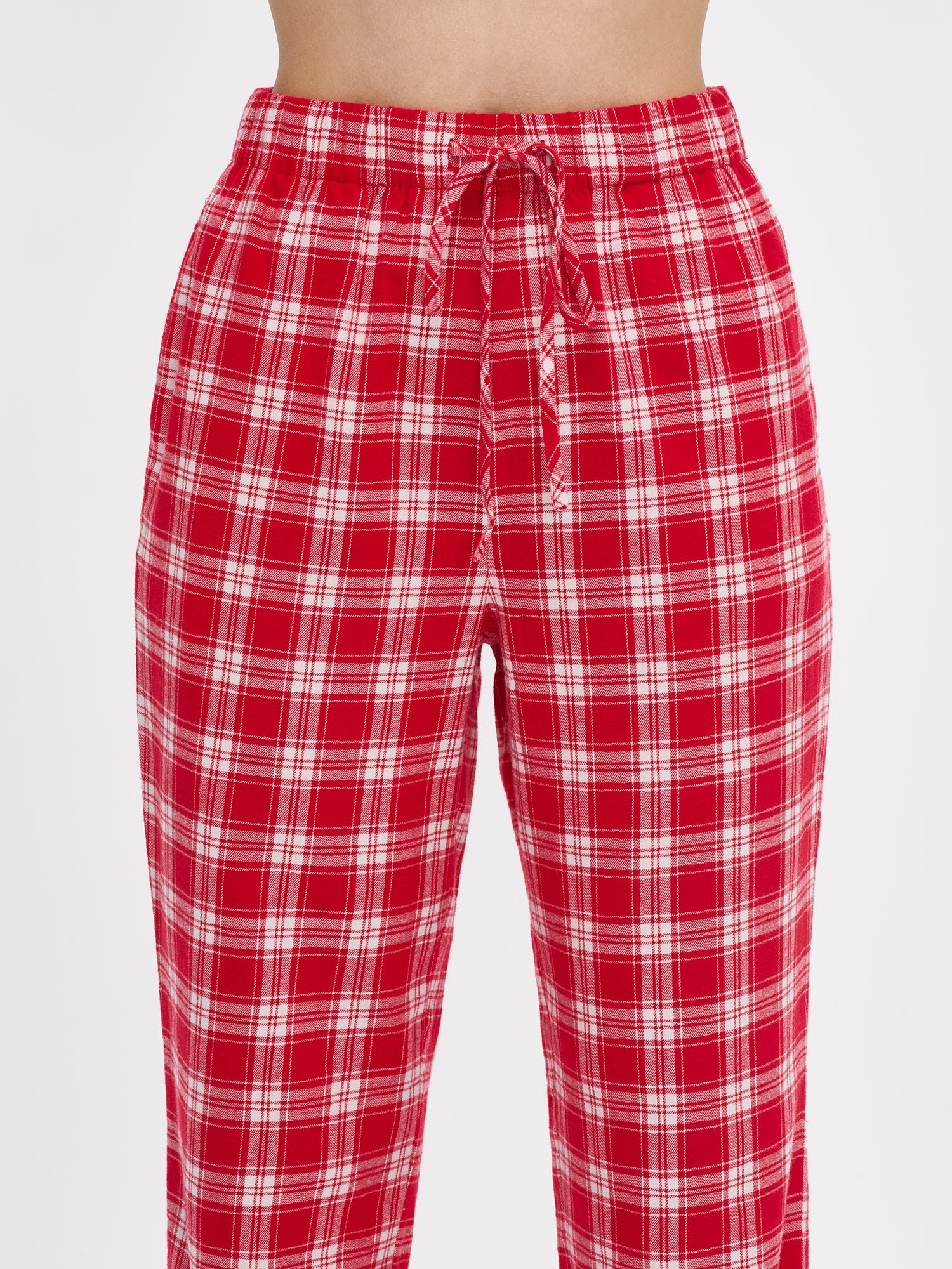 Nanson naisten punaiset ruutukuosiset flanellihousut mallin yllä lähikuvassa, täyspitkä malli, vyötäröllä kuminauha ja nyörit, sivutaskut.