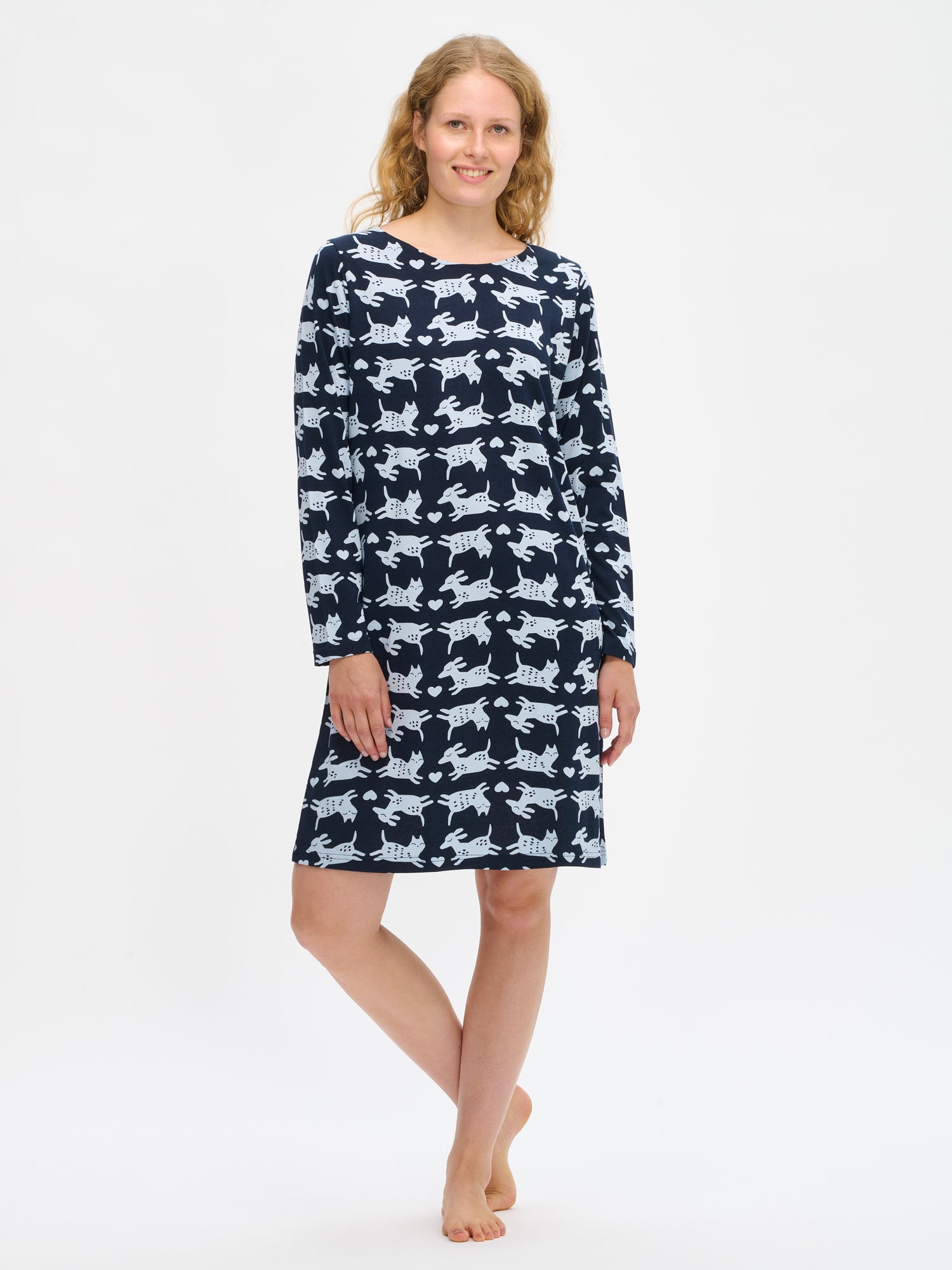 Nanson naisten tummansininen Kamu-yöpaita, ovaali pääntie ja pitkät hihat, polvipituinen malli, mallin yllä kokokuvassa.