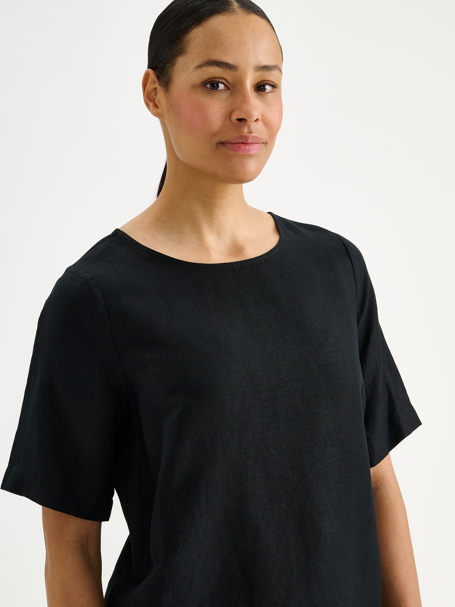 Nanson naisten musta ja mukavan rennon mallinen Irene-pusero mallin päällä lähikuvassa.