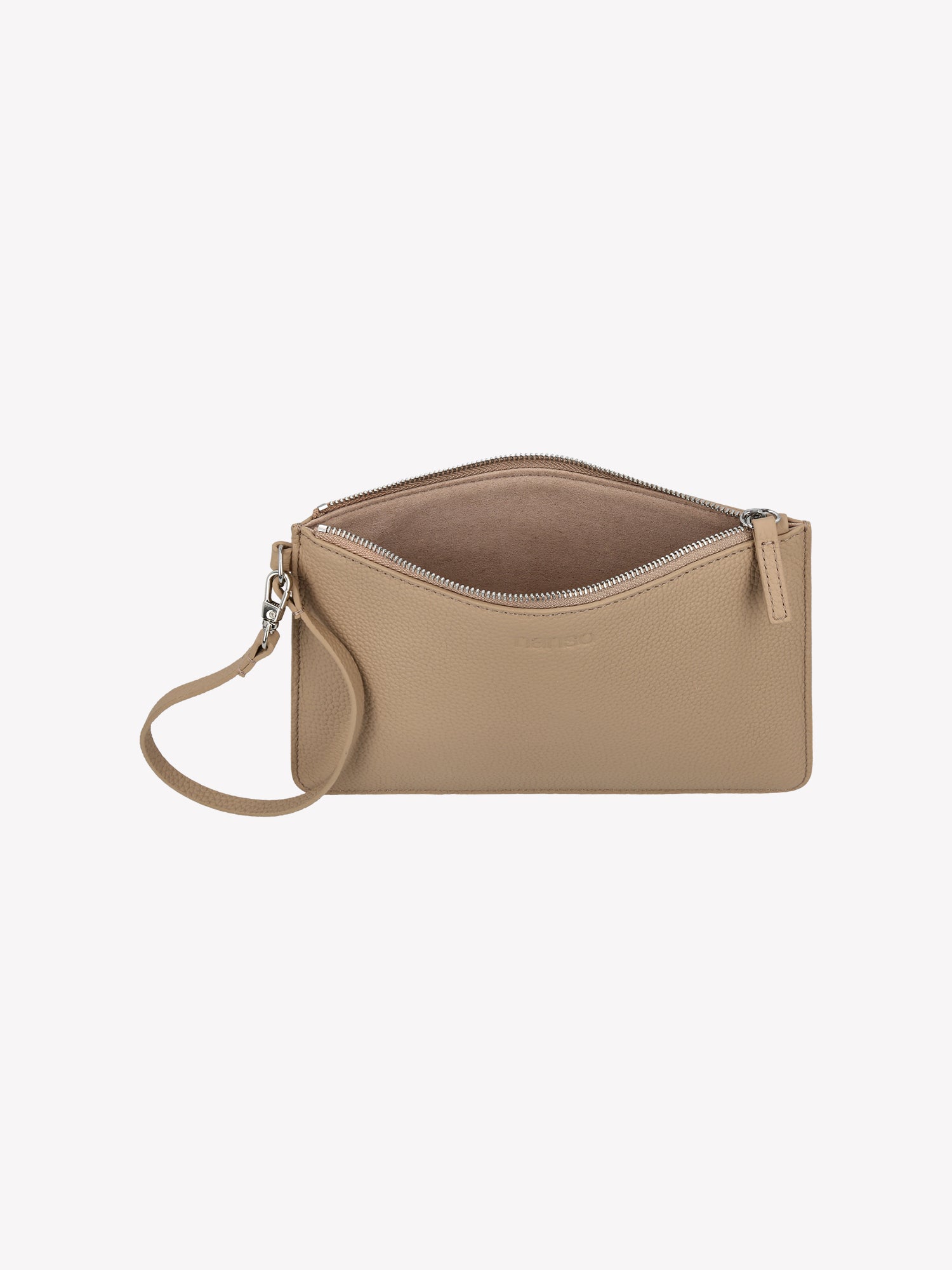 Nanson käytännöllinen ja tyylikäs vaalea beige Naru Pieni- laukku toimii niin lompakkona kuin pikkulaukkuna. Nahkalaukussa on lyhyt kantohihna, jonka saa kiinnitettyä myös isomman laukun hihnaan. Laukun päällä on metallinen vetoketju. Nanson logo on painettu nahan pintaan laukun etu puolelle. Tuotekuva yläviistosta.