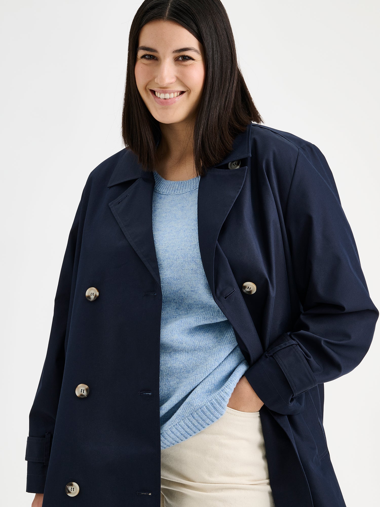 Nanson tummansininen midi trenssi-takki mallin päällä auki.