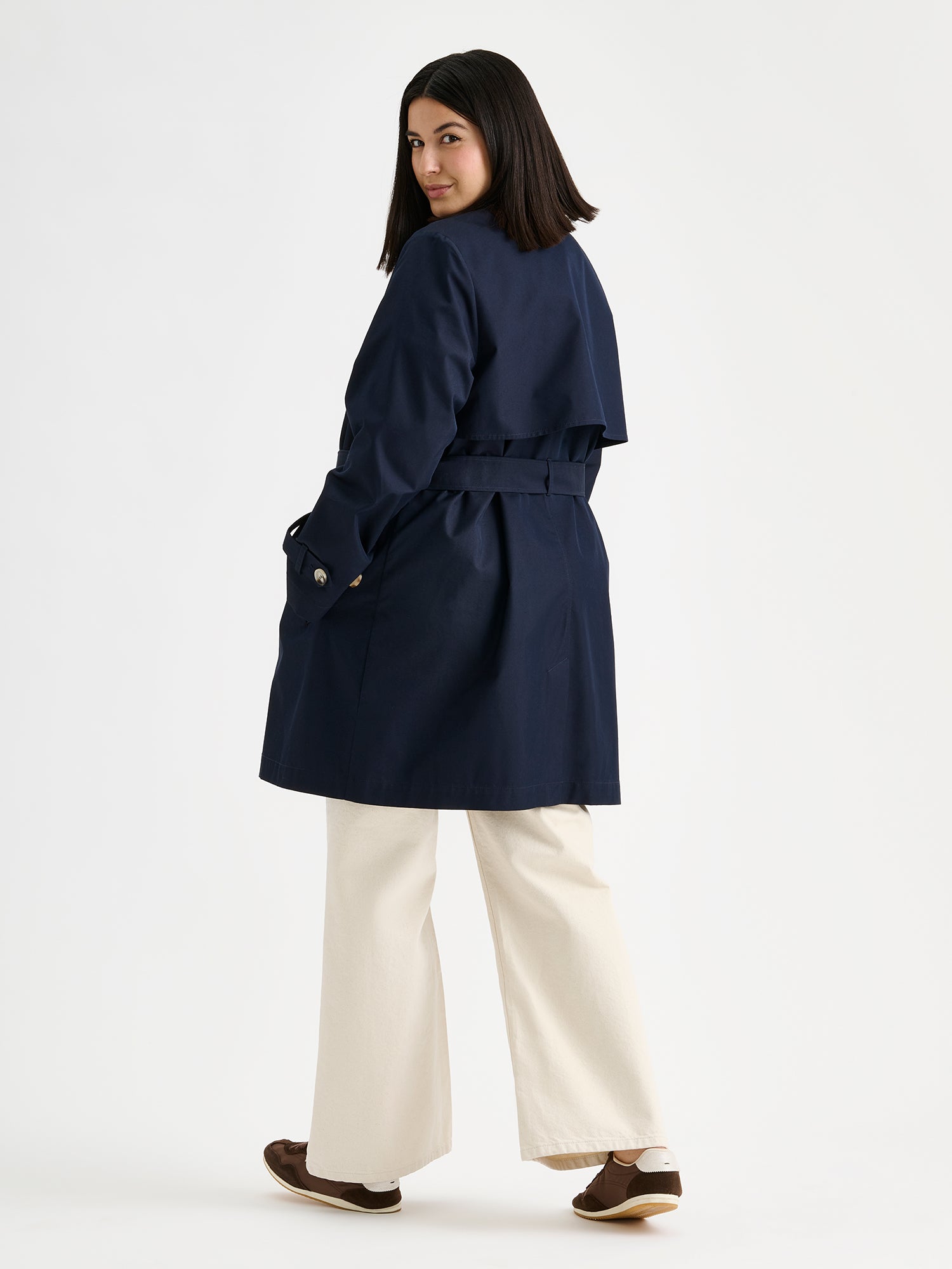 Nanson tummansininen midi trenssi-takki mallin päällä takaa kuvattuna.