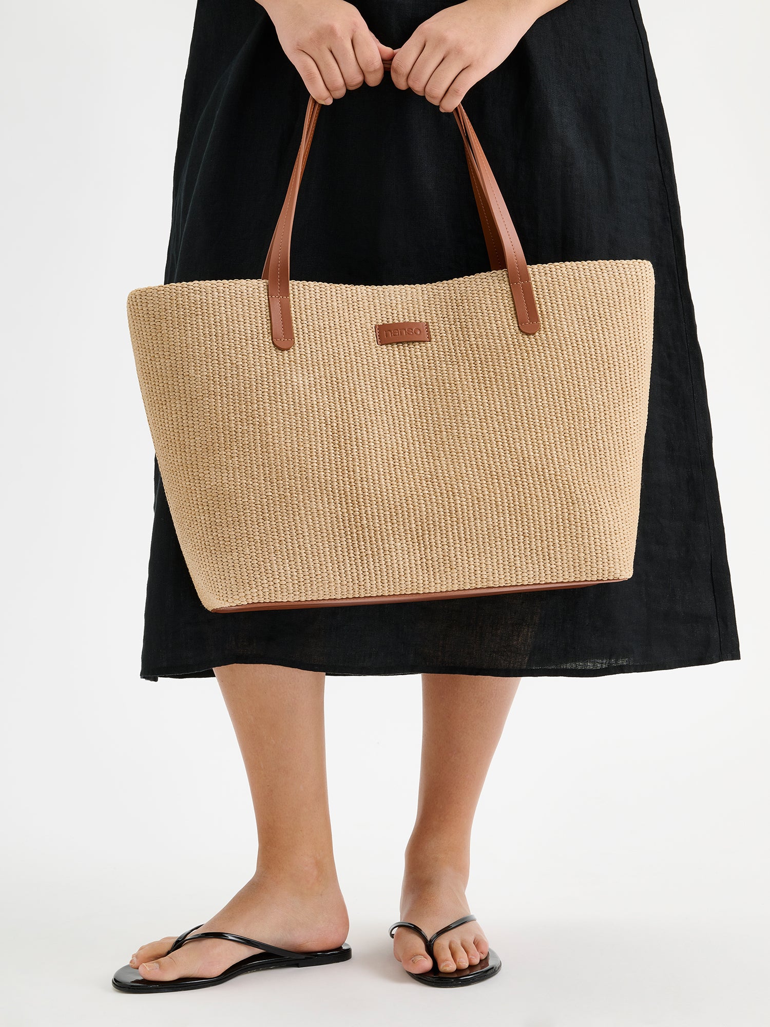 Nanson kori Tote -laukku mallin kädessä lähikuvassa.