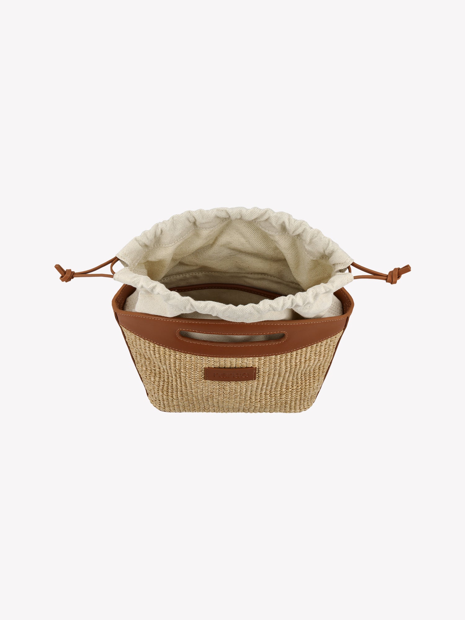 Tyylikäs Kori-laukku kestävästä olkipunosta muistuttavasta materiaalista. Laukussa on puuvillavuori ja nahkaiset kantohihnat ja pohja. Tuotekuva ylhäältä.