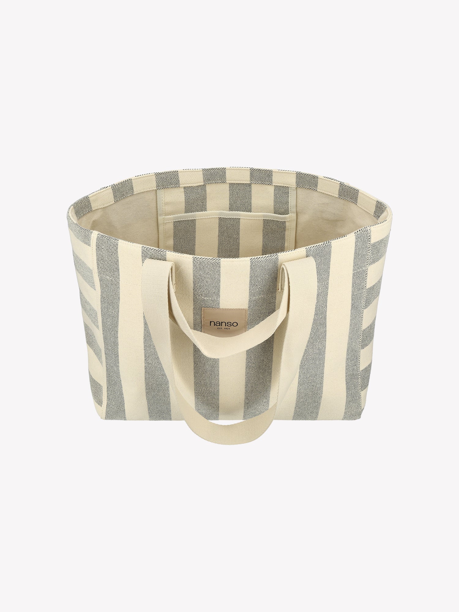 Nanson raidallinen mustavalkoinen Amalfi Beach-laukku kuvattuna yläviistosta.