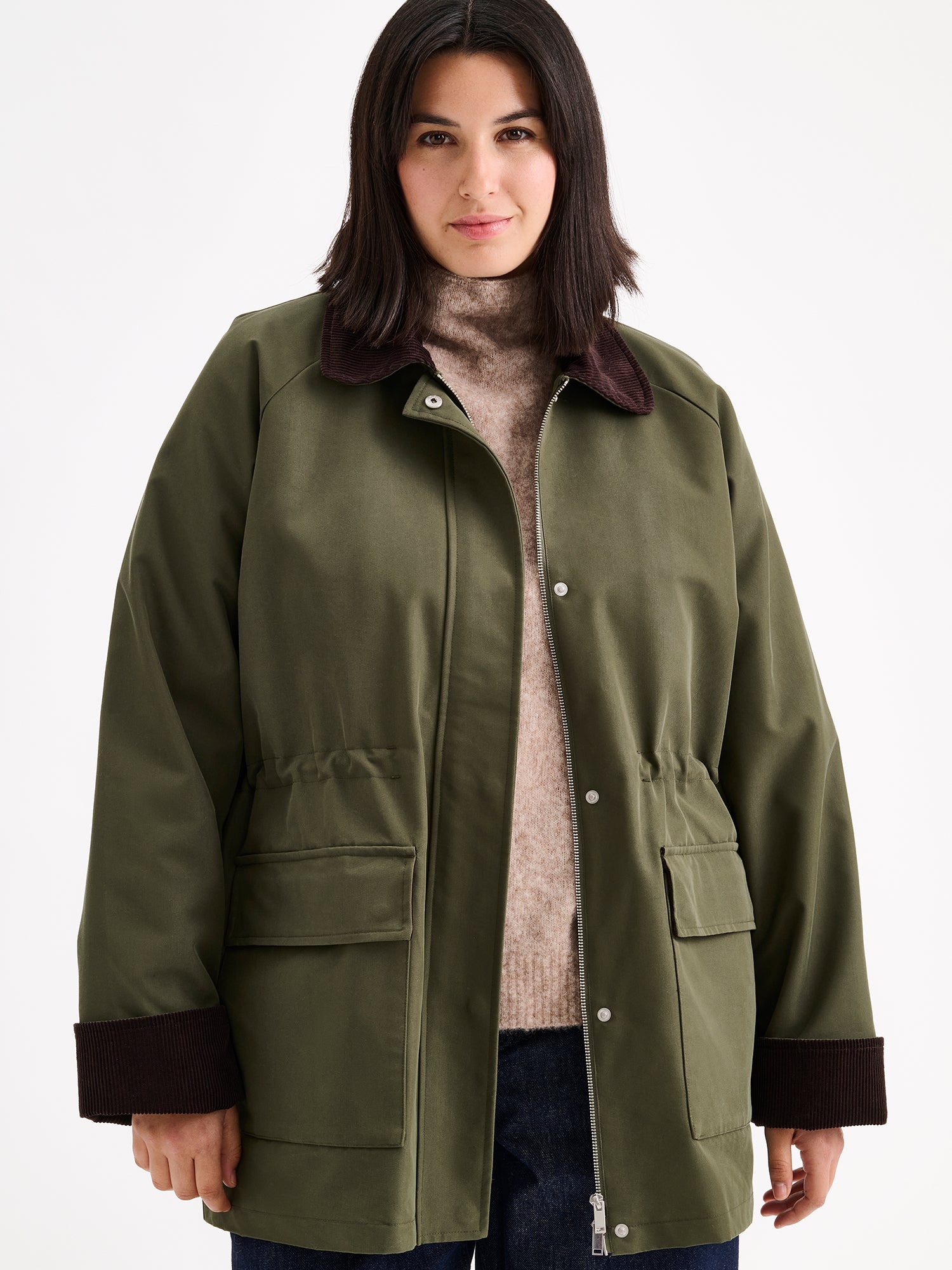 Rennon tyylikäs barn jacket - tyylinen vihreä Inna-parkatakki, mallin päällä farkkujen kanssa.